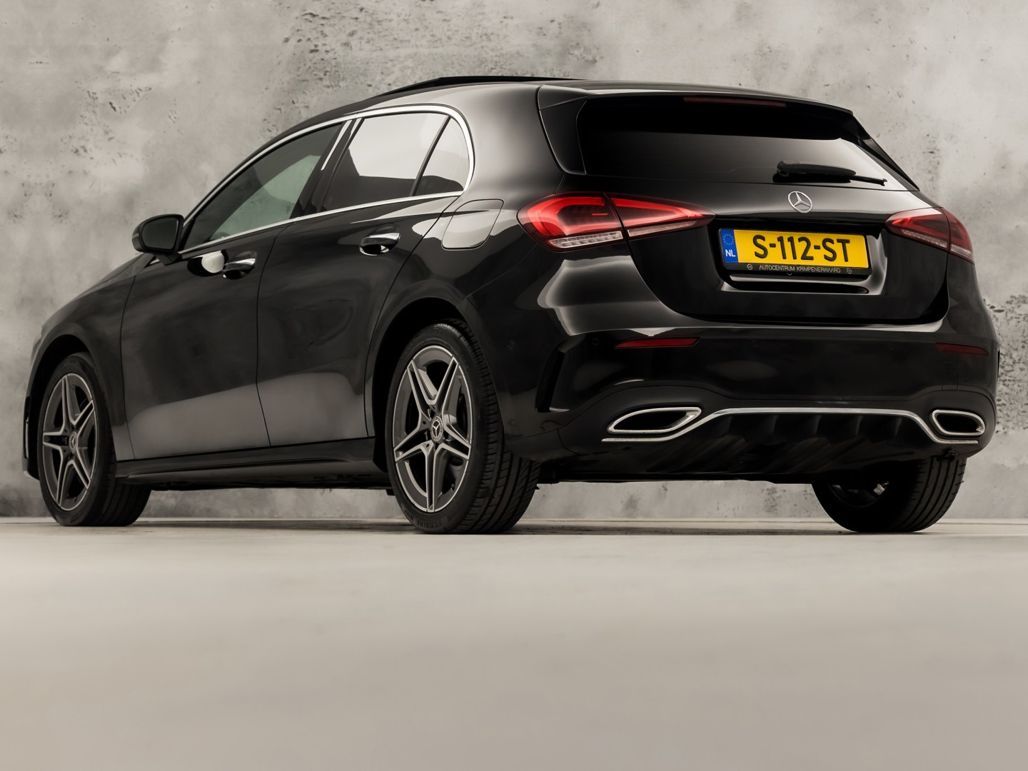 Mercedes-Benz A-Klasse 250 e AMG Sport 218Pk Automaat (PANORAMADAK, GROOT NAVI, SFEERVERLICHTING, CAMERA, GETINT GLAS, SPORTSTOELEN, LEDER/ALCANTARA, STOELVERWARMING, NIEUWSTAAT)