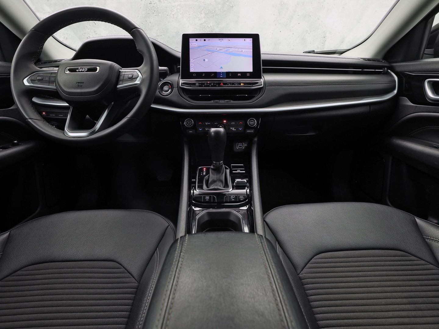 Jeep Compass 4xe 190 Plug-in Hybrid Electric Night Eagle. Automaat (NAP, APPLE CARPLAY, GROOT NAVI, LEDER, ADAPTIVE CRUISE, SPORTSTOELEN, GETINT GLAS, KEYLESS, NIEUWSTAAT)