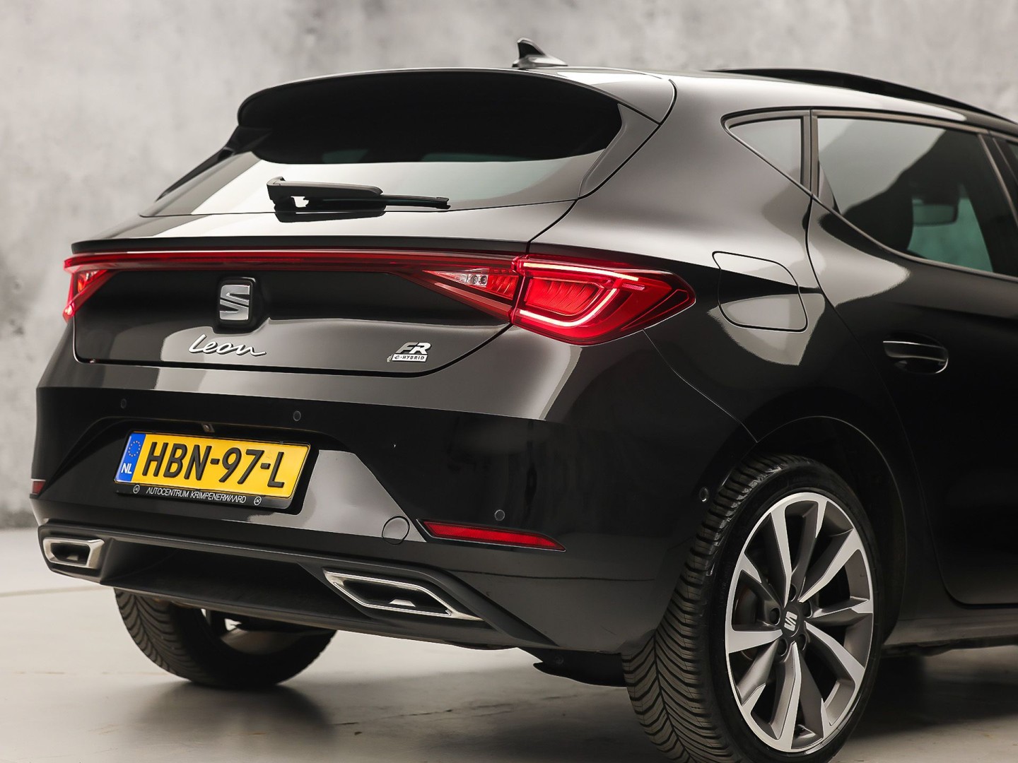SEAT Leon 1.4 TSI eHybrid PHEV FR 204Pk Automaat (PANORAMADAK, SOH 97,5%, APPLE CARPLAY, MEMORY SEAT, LEDER/ALCANTARA, CAMERA, GETINT GLAS, KEYLESS, ADAPTIVE CRUISE, ZWART HEMEL, NIEUWSTAAT)