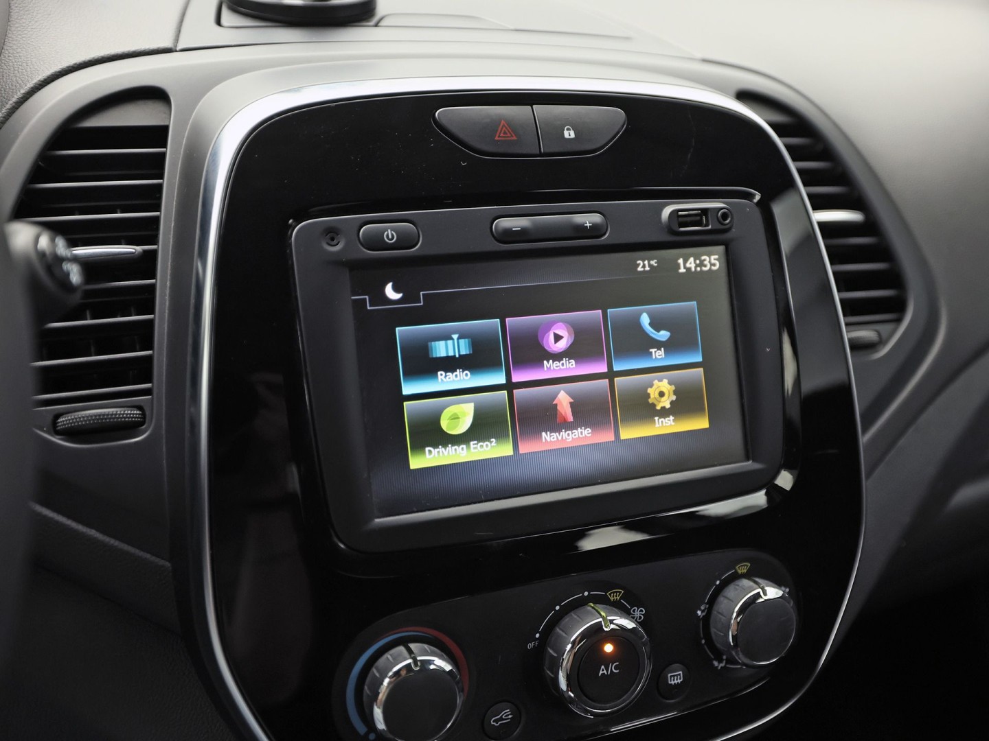 Renault Captur 0.9 TCe Sport (NAVIGATIE, CAMERA, CRUISE, SPORTSTOELEN, GETINT GLAS, LM VELGEN, NIEUWSTAAT)