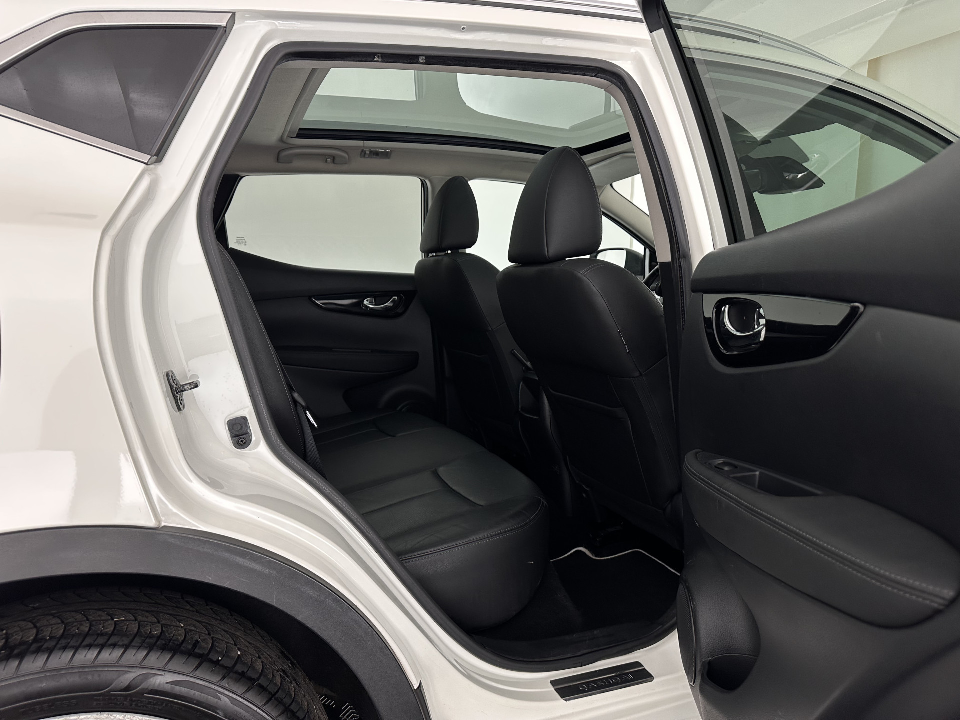 Nissan Qashqai 1.2 Tekna *PANO | FULL-LEATHER | TOP-VIEW | BLIND-SPOT | NAVI-FULLMAP | HEATED-COMFORTSEATS | KEYLESS | DAB+ | PRIVACY-GLASS | 19''ALU | TOWBAR*