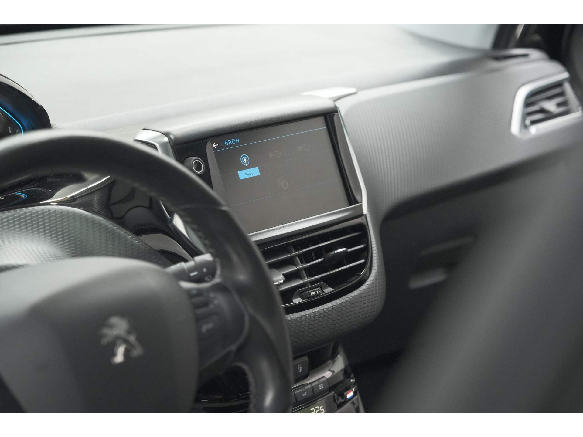 Peugeot 2008 PureTech 110 Allure | Panoramadak | Navigatie | Camera | Parkeersensoren