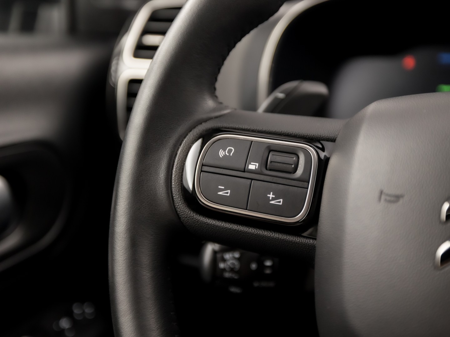 Citroën C5 Aircross 1.6 Plug-in Hybrid 225 Deluxe Sport 225Pk Automaat (APPLE CARPLAY, SOH 93%, GROOT NAVI, 360 CAMERA, GETINT GLAS, ELEK SPORTSTOELEN, LEDER, STOELVERWARMING, ADAPTIVE CRUISE, NIEUWSTAAT)