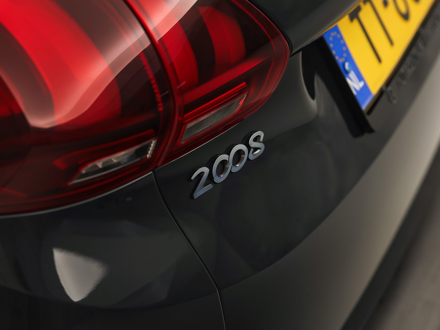 Peugeot 2008 1.2 PureTech Sport (SCHERM, CRUISE, SPORTSTOELEN, NIEUWE APK, NIEUWSTAAT)