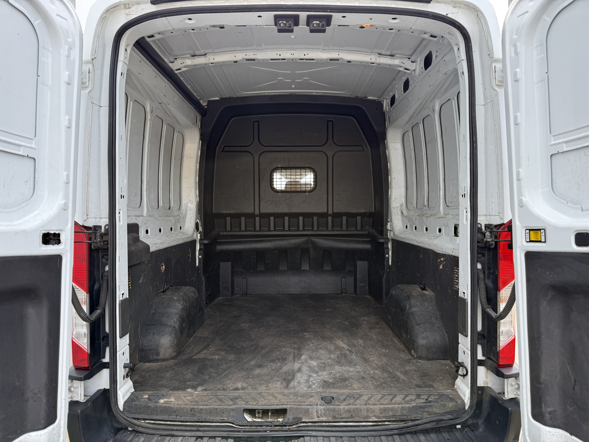 Ford Transit DC 2.0 TDCI L3H2 130PK 6-persoons Dubbele cabine L3H2 Trekhaak Parkeersensoren voor