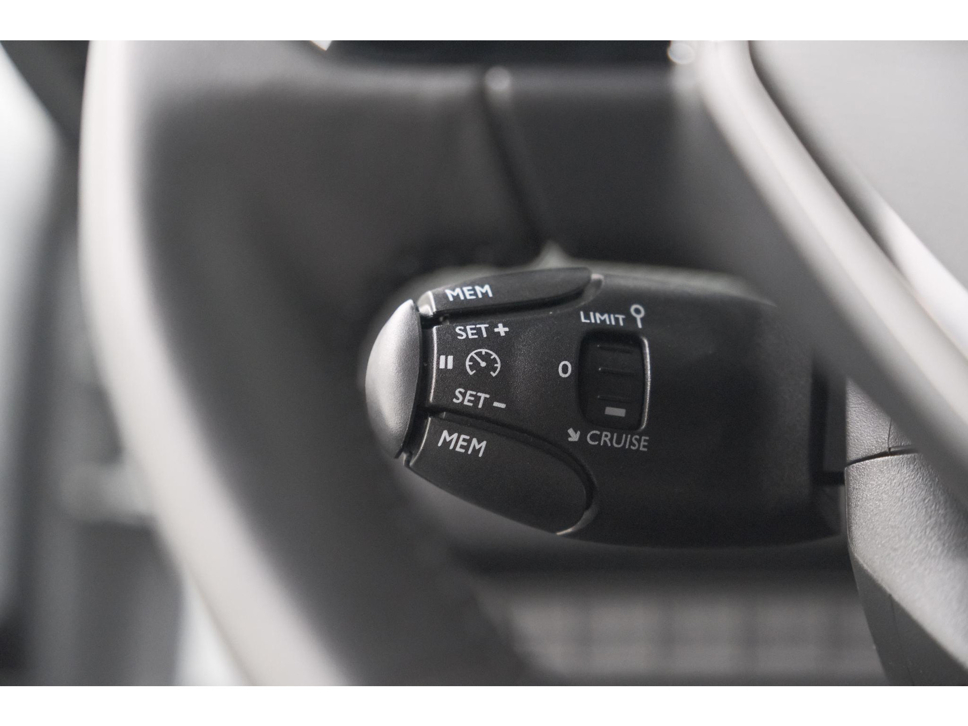 Peugeot 2008 PureTech 100 Allure | Apple Carplay | Parkeersensoren | Climate Control | Cruise Control