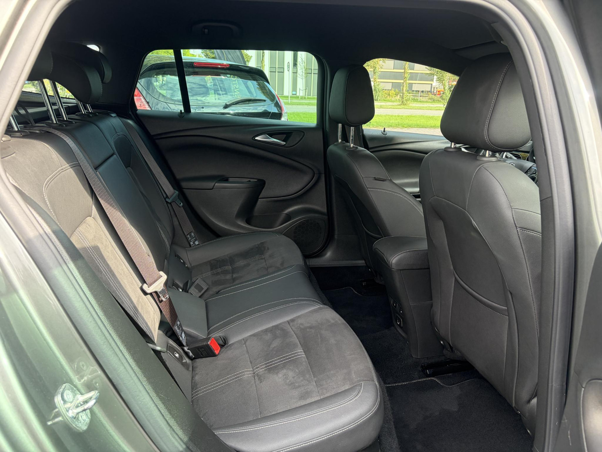 Opel Astra Sports Tourer 1.2 Ultimate ✓146pk✓Carplay✓Camera✓Stoelverw✓Stuurverw✓Keyless✓Pdc V+A✓Alcantara-Leder✓Clima✓Cruise✓6 Bak✓Rijstrooksensor✓Dodehoeksensor✓17''Lm velgen✓N.A.P✓Apk tot 11-2028