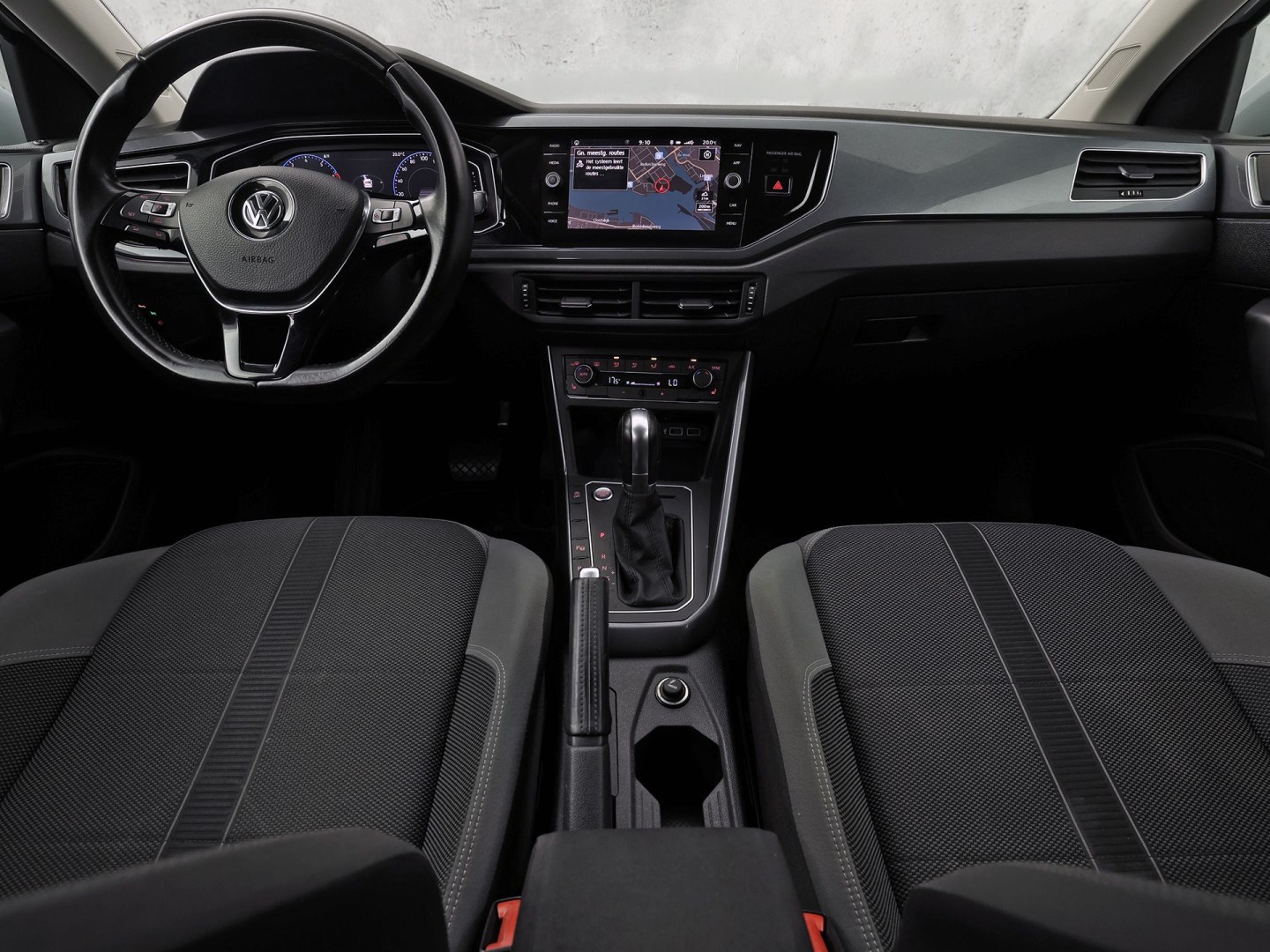 Volkswagen Polo 1.0 TSI Sportline Automaat (VIRTUAL COCKPIT, APPLE CARPLAY, GROOT NAVI, CLIMATE, CAMERA, STOELVERWARMING, SPORTSTOELEN, GETINT GLAS, KEYLESS START, ADAPTIVE CRUISE, NIEUWSTAAT)