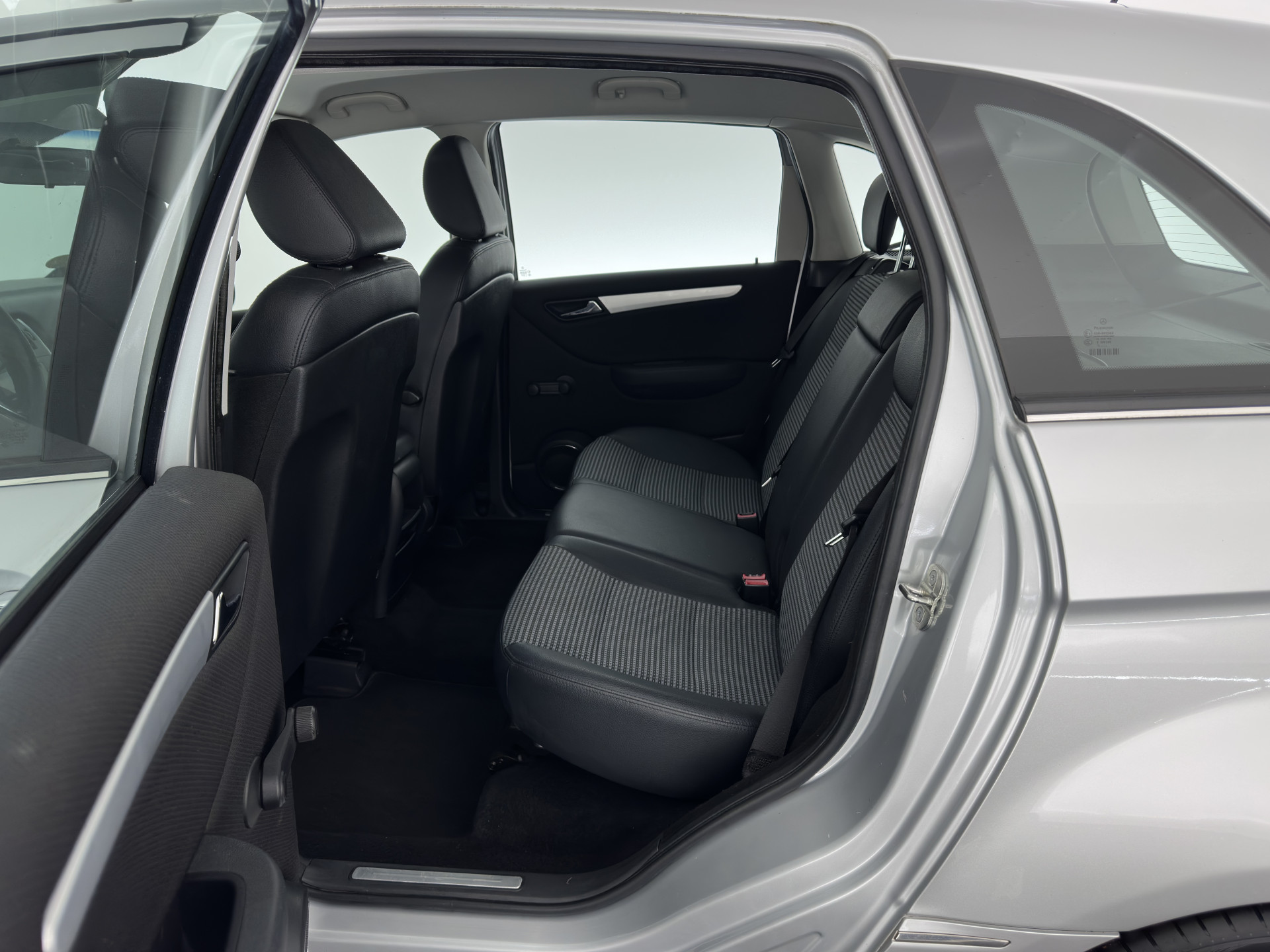 Mercedes-Benz B-klasse 180 CDI Aut. *LEATHER-FABRIC | AIRCO | CRUISE | COMFORT-SEATS | TOWBAR | 17''ALU*