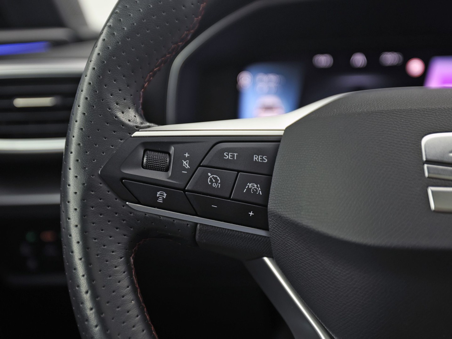 SEAT Leon 1.4 TSI eHybrid PHEV FR 204Pk Automaat (PANORAMADAK, SOH 97,5%, APPLE CARPLAY, MEMORY SEAT, LEDER/ALCANTARA, CAMERA, GETINT GLAS, KEYLESS, ADAPTIVE CRUISE, ZWART HEMEL, NIEUWSTAAT)