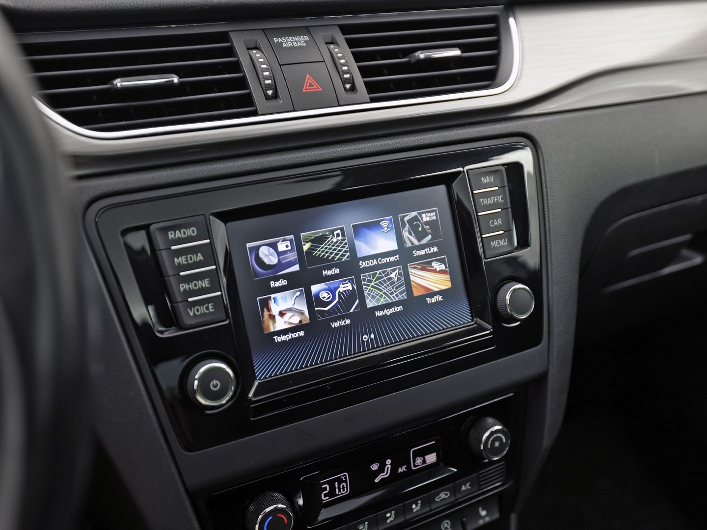 Škoda Rapid Spaceback 1.0 TSI Sport Automaat (PANORAMADAK, NAVIGATIE, CLIMATE, STOELVERWARMING, SPORTSTOELEN, GETINT GLAS, CRUISE, PARKEERSENSOREN, NIEUWSTAAT)