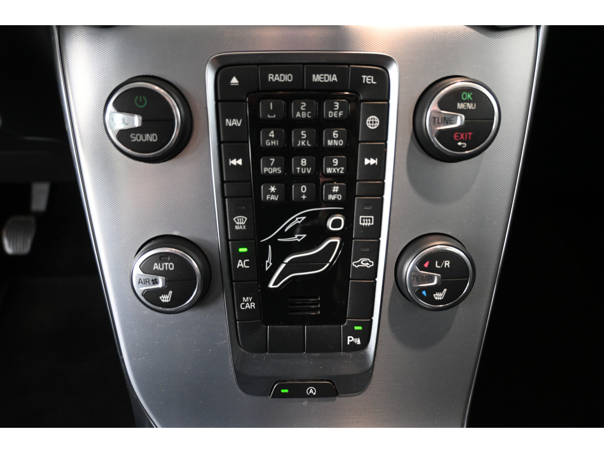 Volvo V40 2.0 T2 Momentum Nap Clima Cruise control Trekhaak Navigatie Stoelverwarming Goed onderhouden! Inruil Mogelijk!