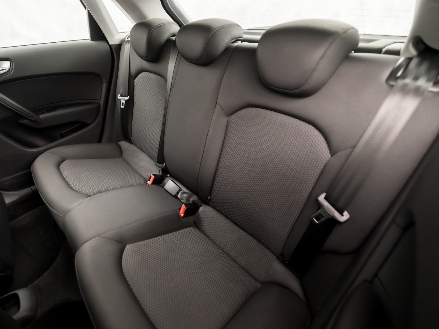 Audi A1 Sportback 1.2 TFSI S-Line Sport (NAVIGATIE, 5 DEURS, PARKEERSENSOREN, CRUISE, SPORTSTOELEN, LED ACHTERLICHTEN, BLUETOOTH, NIEUWE APK, NIEUWSTAAT)