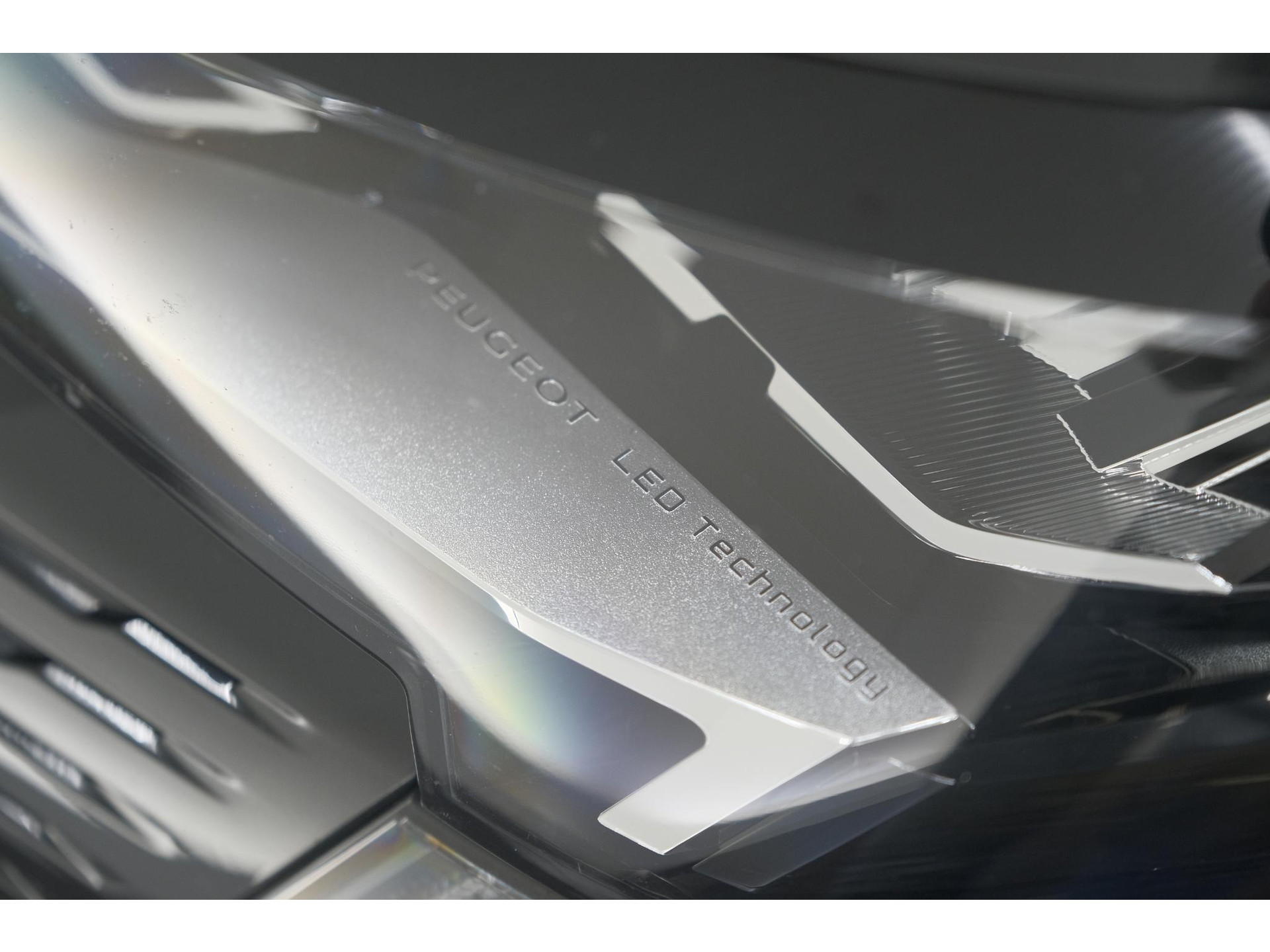 Peugeot 3008 PureTech 130 Allure | Trekhaak | Camera | Dodehoekdetectie | Navigatie