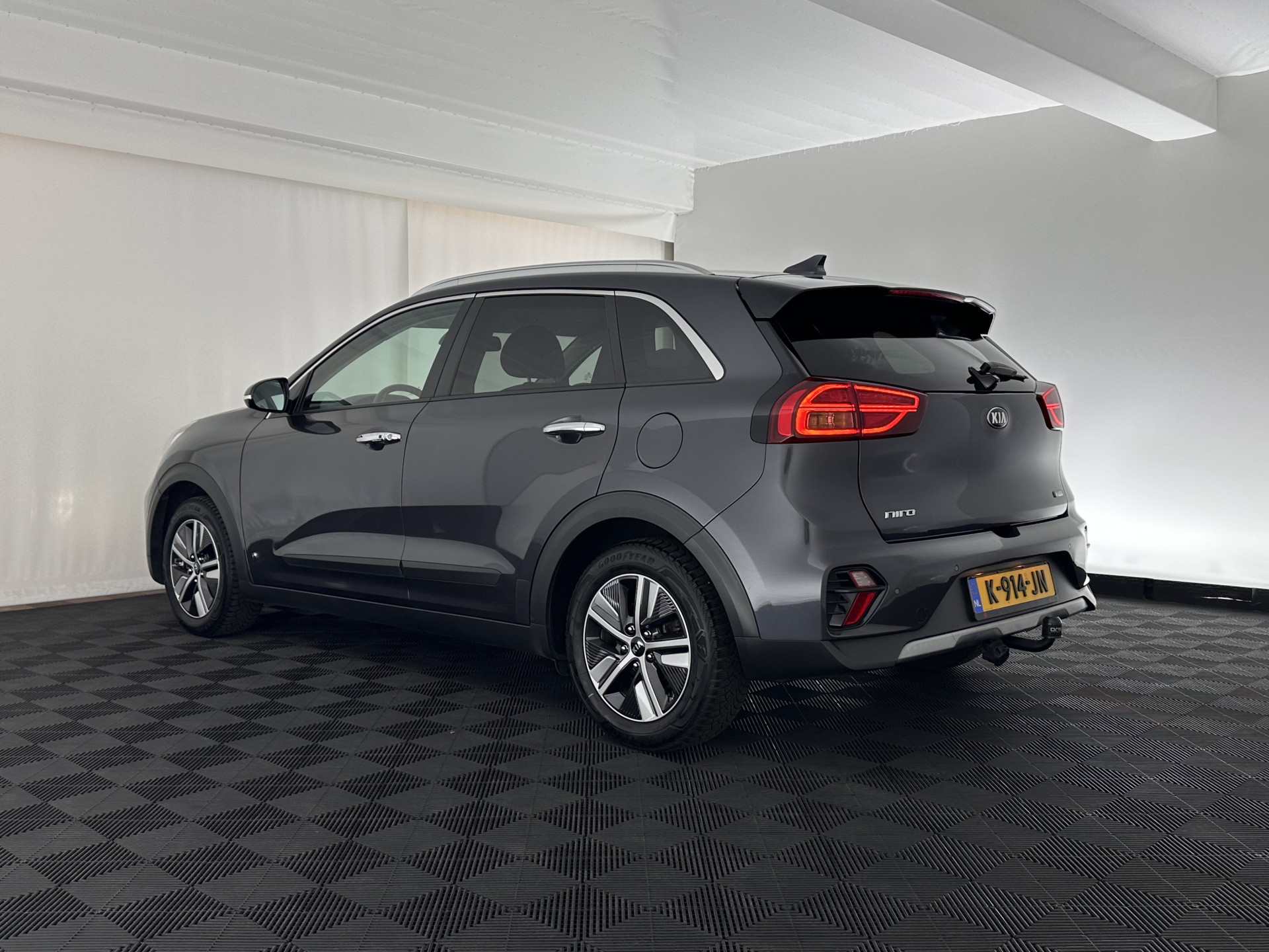 Kia Niro 1.6 GDi Hybrid Dynamic Plus Line (INCL-BTW) Aut. *LEATHER | FULL-LED | ADAPTIVE-CRUISE | BLINDSPOT | HEATED-COMFORTSEATS | CAMERA | KEYLESS | NAVI-FULLMAP | AMBIENTLIGHT | LANE-ASSIST | TOWBAR | 16''ALU*