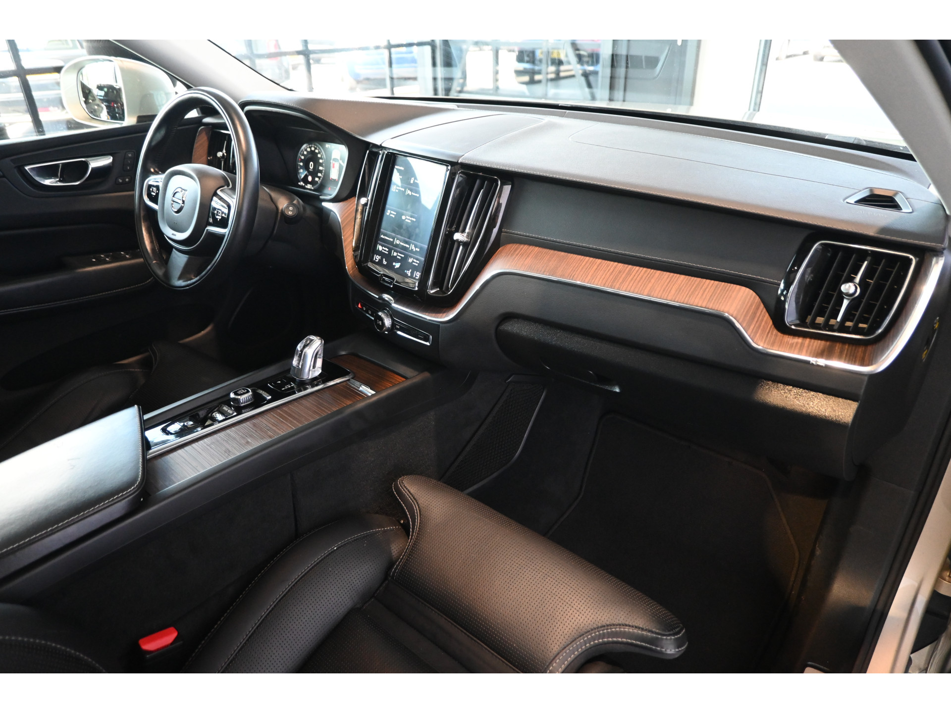 Volvo XC60 2.0 T8 Twin Engine AWD Inscription Harman/Kardon Navigatie Panoramadak Carplay Goed Onderhouden! Inruil Mogelijk!