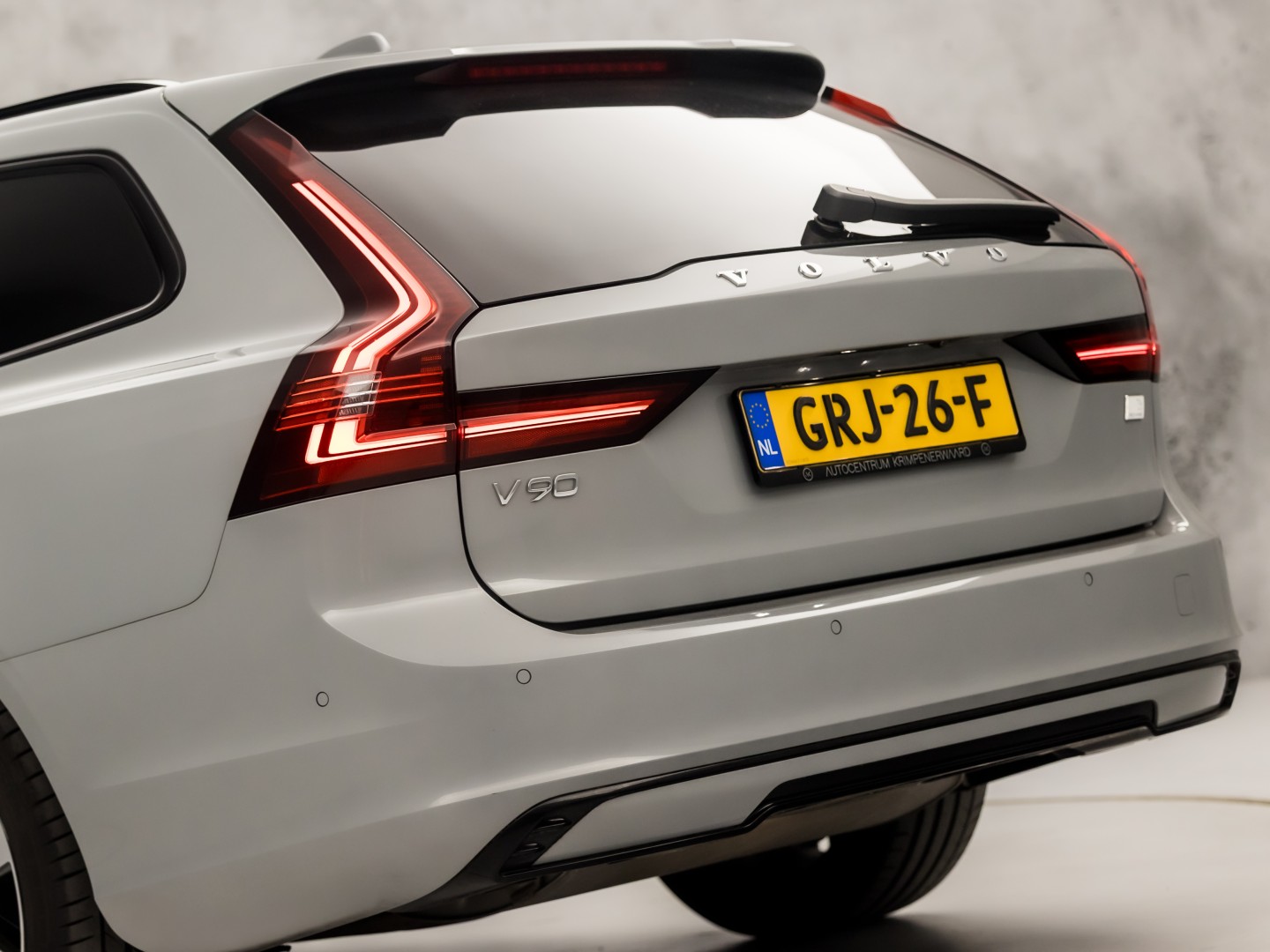 Volvo V90 2.0 T6 Plug-in hybrid AWD Ultimate Dark 350Pk Automaat (PANORAMADAK, HARMAN/KARDON, LUCHTVERING, MEMORY SEATS, 360 CAMERA, HEAD-UP DISPLAY, STUUR/STOELVERWARMING, ZWART HEMEL, NIEUWSTAAT)