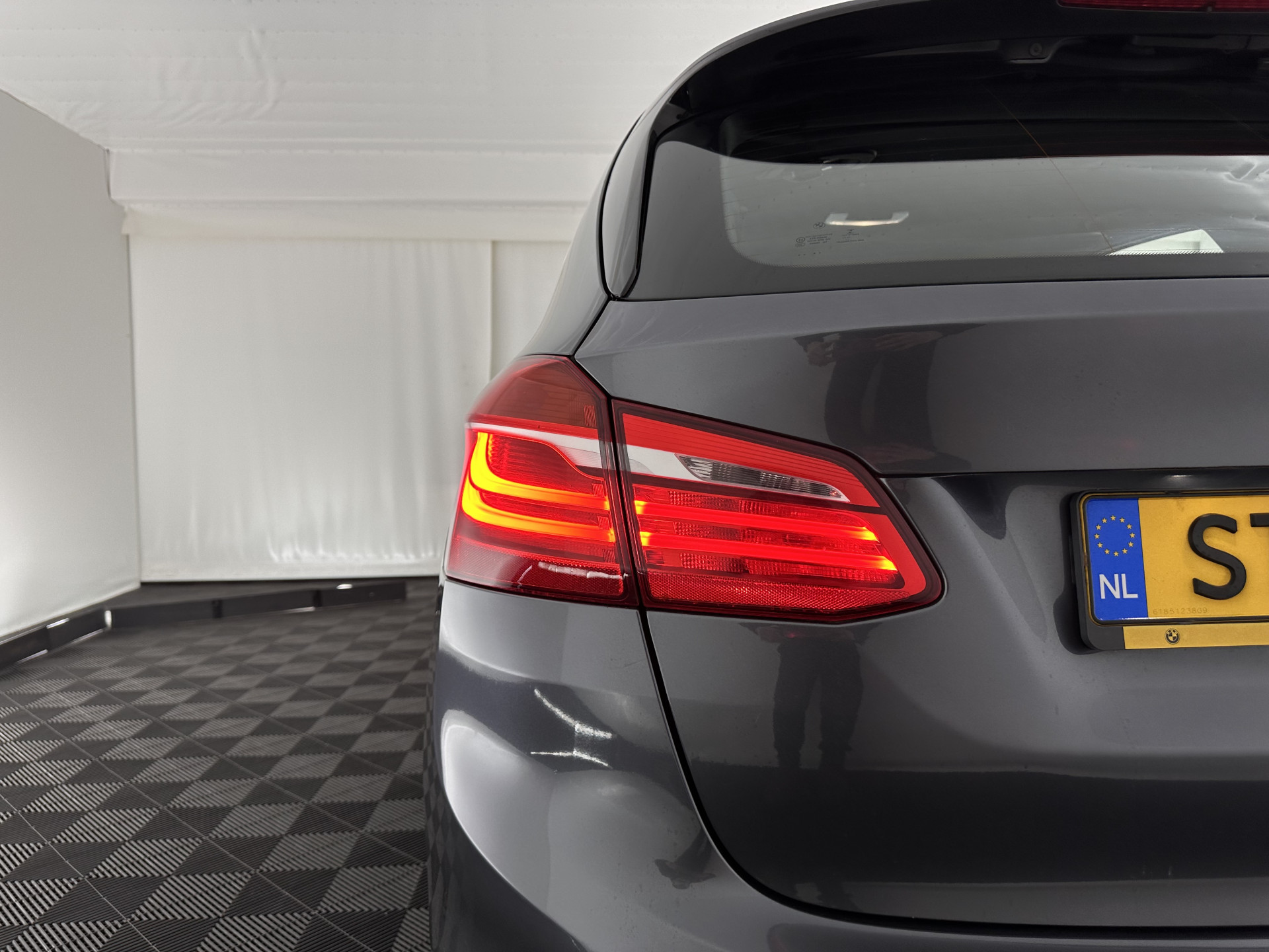 BMW 2-serie Active Tourer 216d Sportline Corporate Lease High Executive Aut. *LEATHER | FULL-LED | HEATED-SPORTSEATS | NAVI-FULLMAP | ECC | HEAD-UP | PDC | CRUISE | 18''ALU*