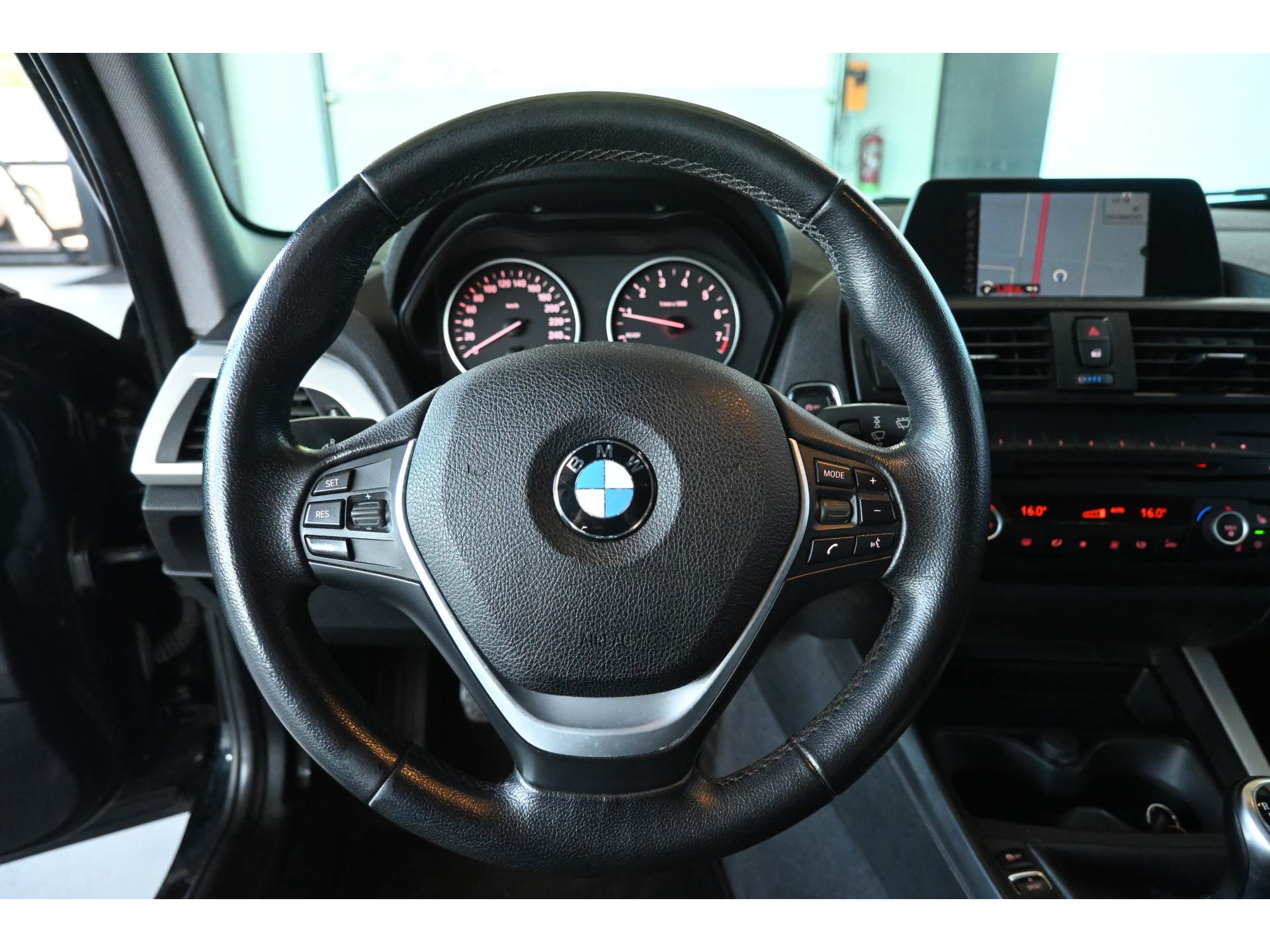 BMW 1-serie 116i Business+ Clima Cruise control Navigatie Xenon Stoelverwarming Inruil Mogelijk!