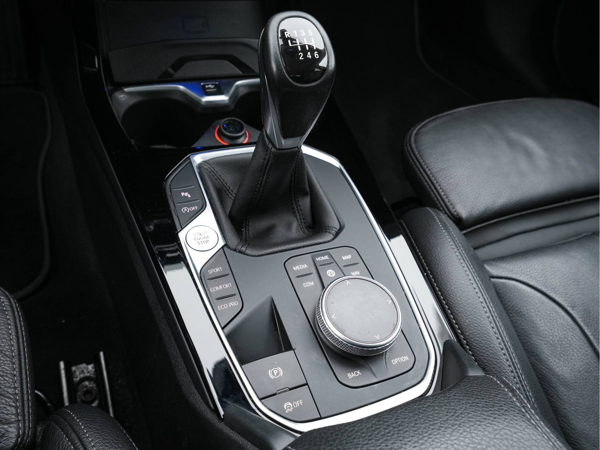 BMW 1-serie 118i High Executive Edition Sport-Line (INCL-BTW) *LEATHER | DIGI-COCKPIT | HARMAN/KARDON-AUDIO | FULL-LED | KEYLESS | NAVI-FULLMAP | DAB | CAMERA | ECC | CARPLAY | PDC | AMBIENT-LIGHT | CRUISE | SPORT-SEATS | 17"ALU*