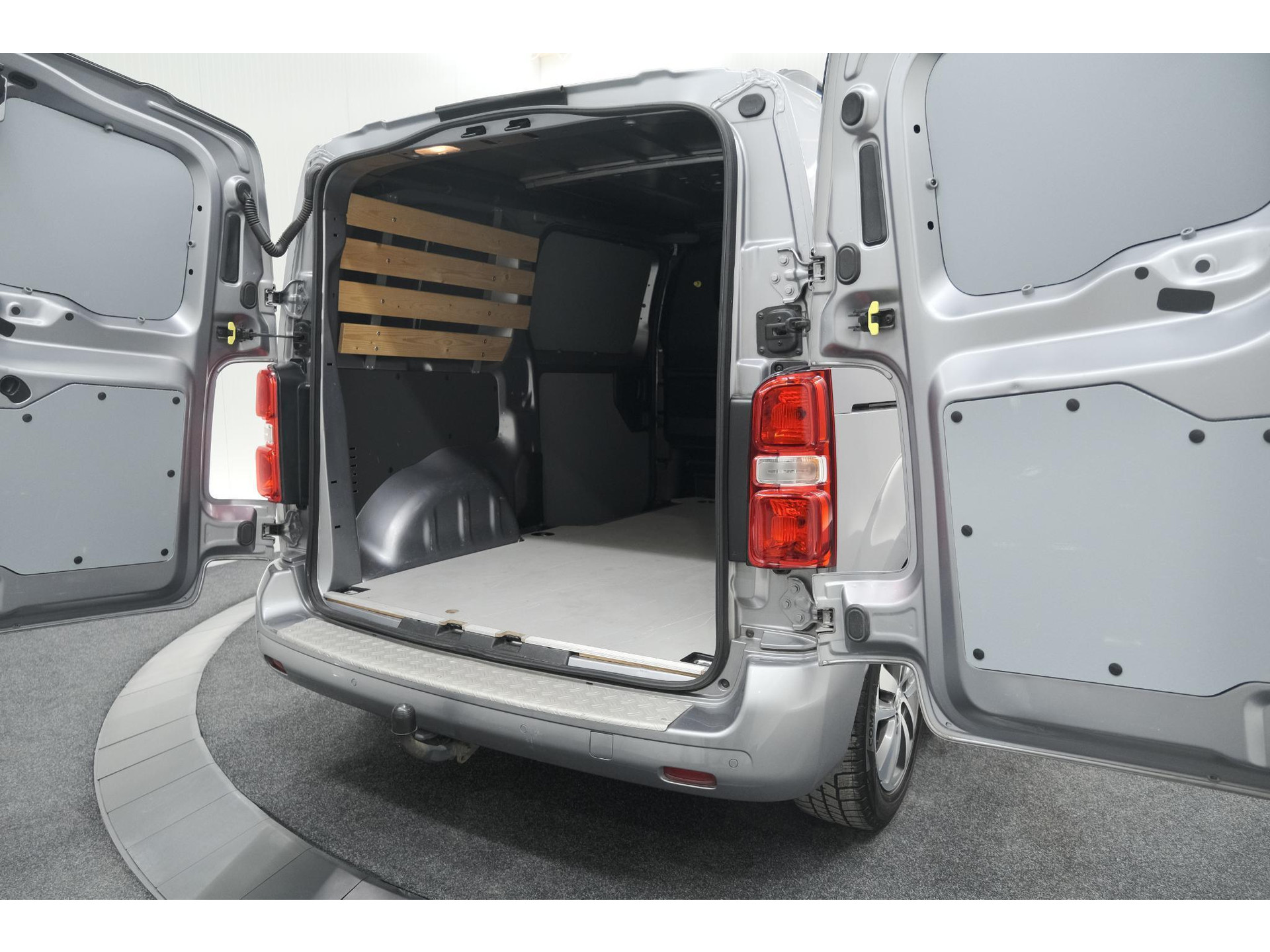 Peugeot Expert 2.0 BlueHDI 180 Automaat Standard Premium | Standkachel | Trekhaak | Head-Up Display | Camera | Apple Carplay | Laadruimte Betimmering