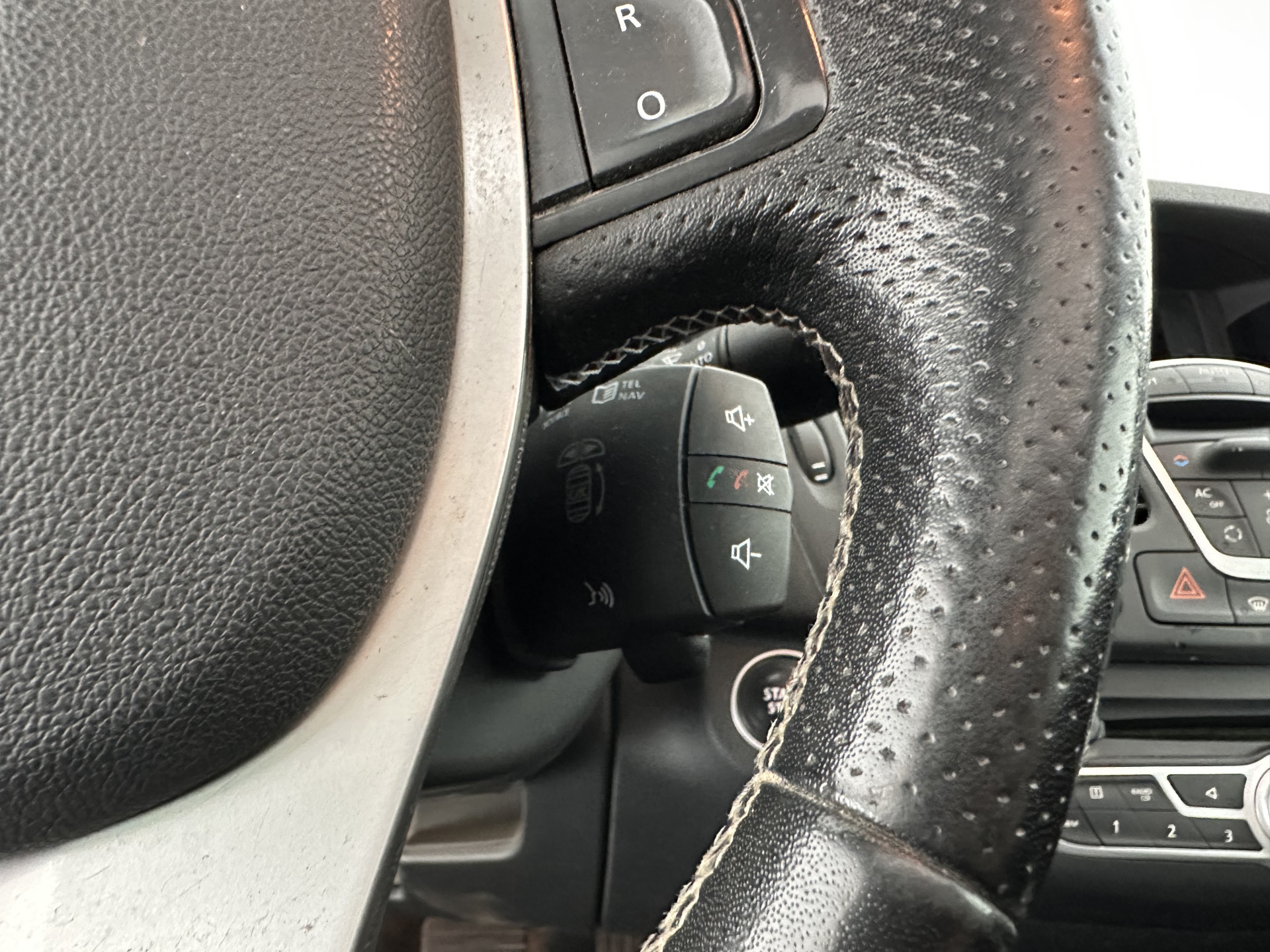 Renault Laguna 2.0 dCi S/S (INCL-BTW) *PANO | LEATHER-MICROFIBRE | BI-XENON | KEYLESS | NAVI-FULLMAP | COMFORT-SEATS | ECC | PDC | CRUISE | TOWBAR | 18''ALU*