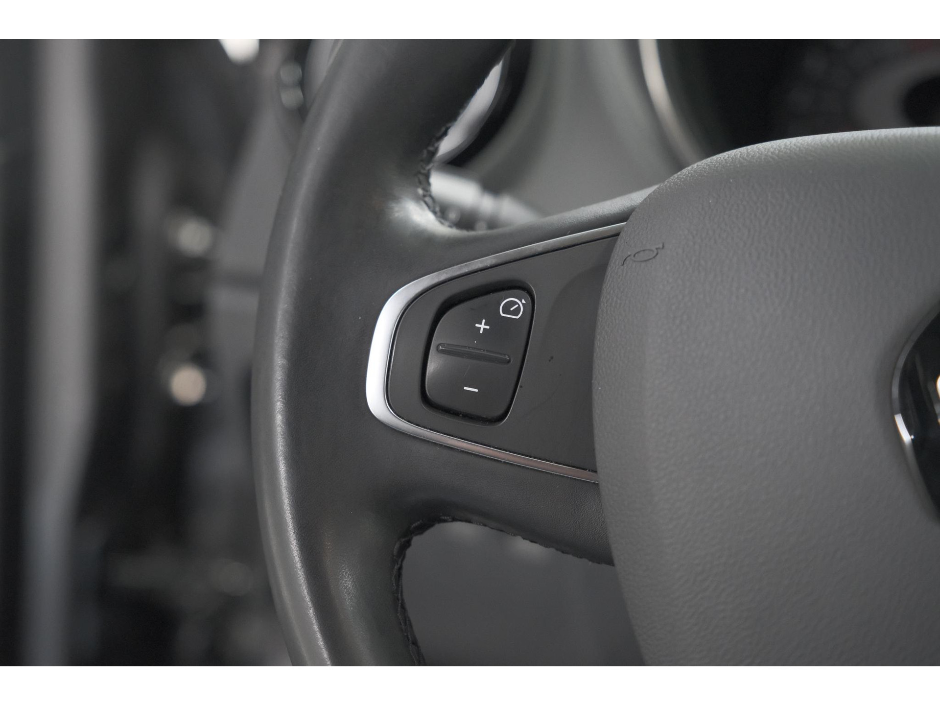Renault Captur TCe 150 EDC Intens | Camera | Dodehoekdetectie | R-Link Navigatie | Parkeersensoren