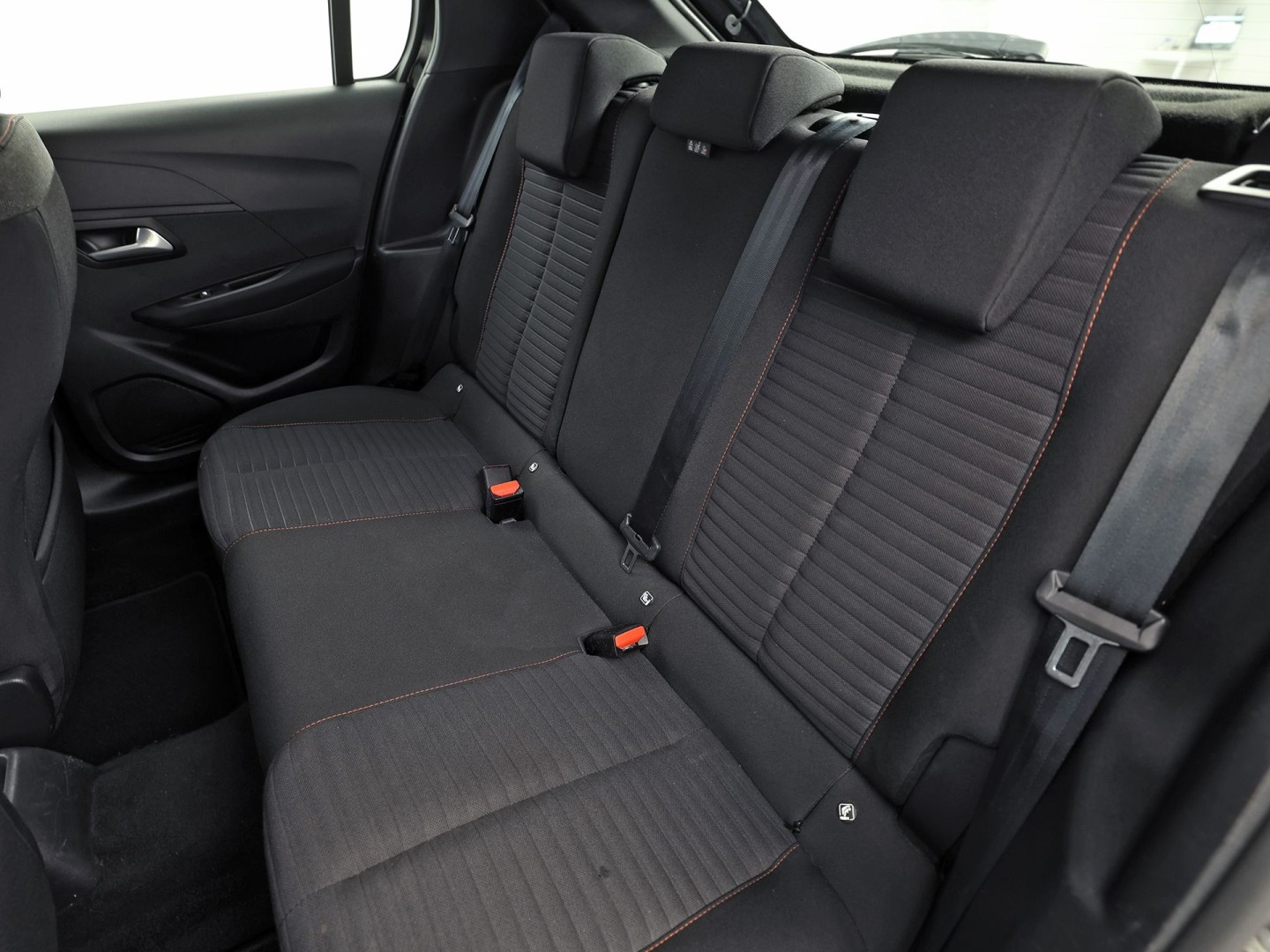 Peugeot 208 1.2 PureTech Sport Automaat (APPLE CARPLAY, KEYLESS, PARKEERSENSOREN, SPORTSTOELEN, CRUISE, LANE ASSIST, NIEUWE APK, NIEUWSTAAT)