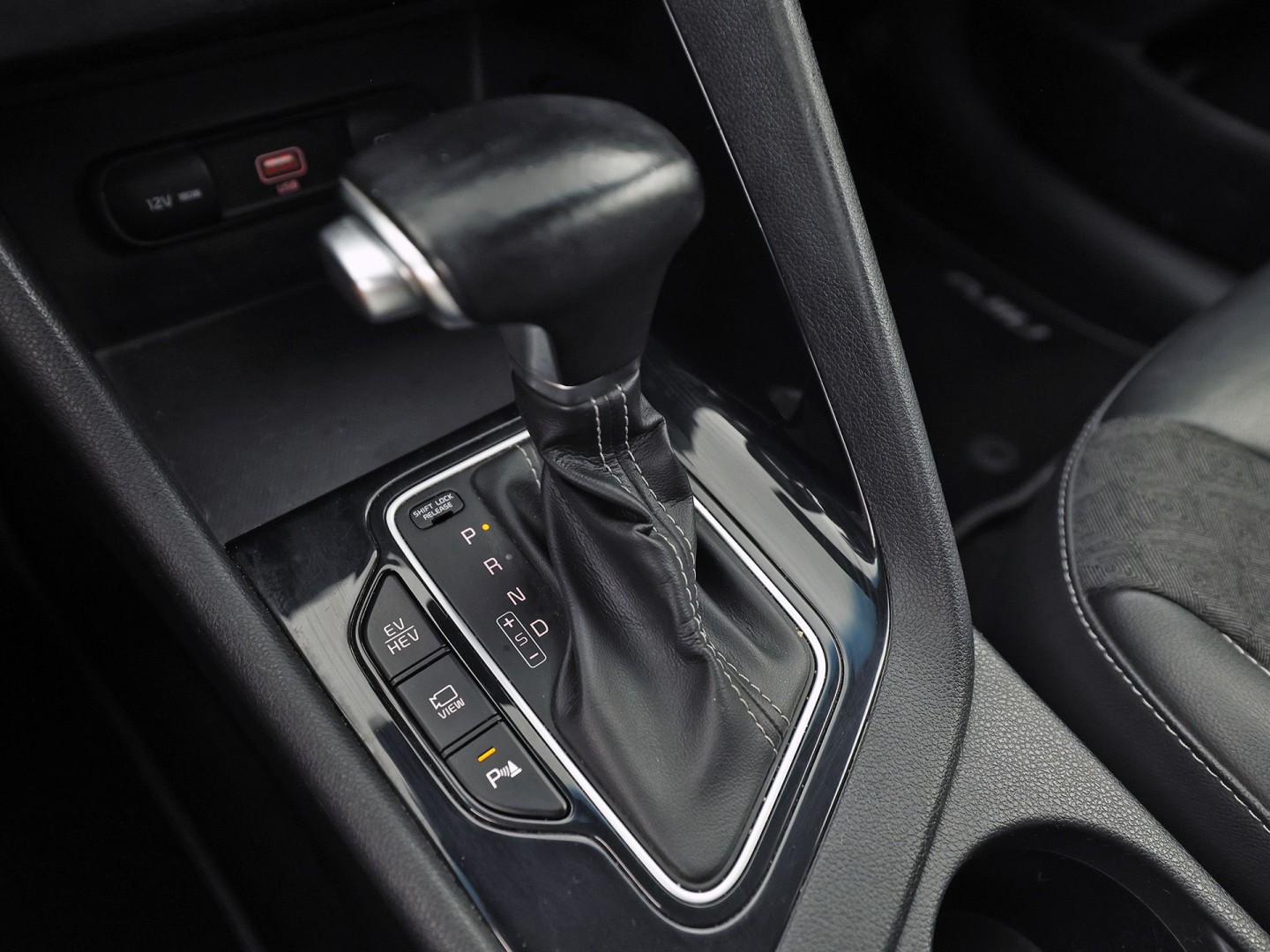 Kia Niro 1.6 GDi PHEV DynamicLine 141Pk Automaat (1e EIGENAAR, APPLE CARPLAY, GROOT NAVI, CAMERA, TREKHAAK, SPORTSTOELEN, ADAPTIVE CRUISE, GETINT GLAS, LEDER, NIEUWSTAAT)