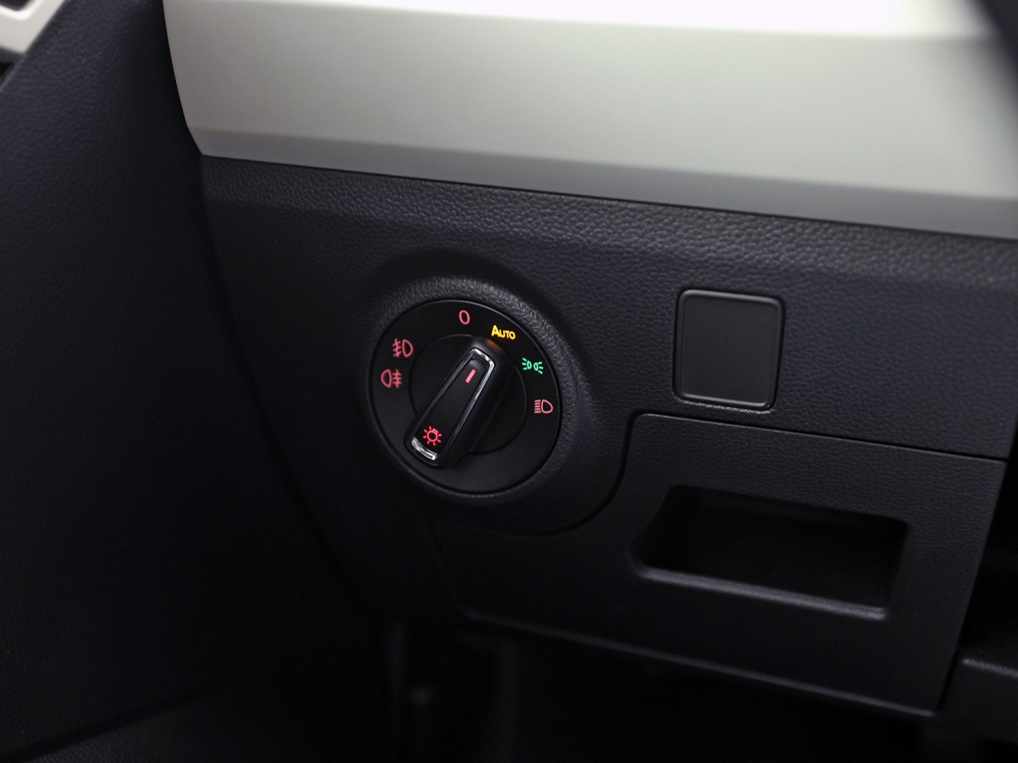SEAT Arona 1.0 TSI Sport (APPLE CARPLAY, GROOT NAVI, CLIMATE, ZWART HEMEL, SPORTSTOELEN, PARKEERSENSOREN, ELEK PAKKET, CRUISE, NIEUWSTAAT)
