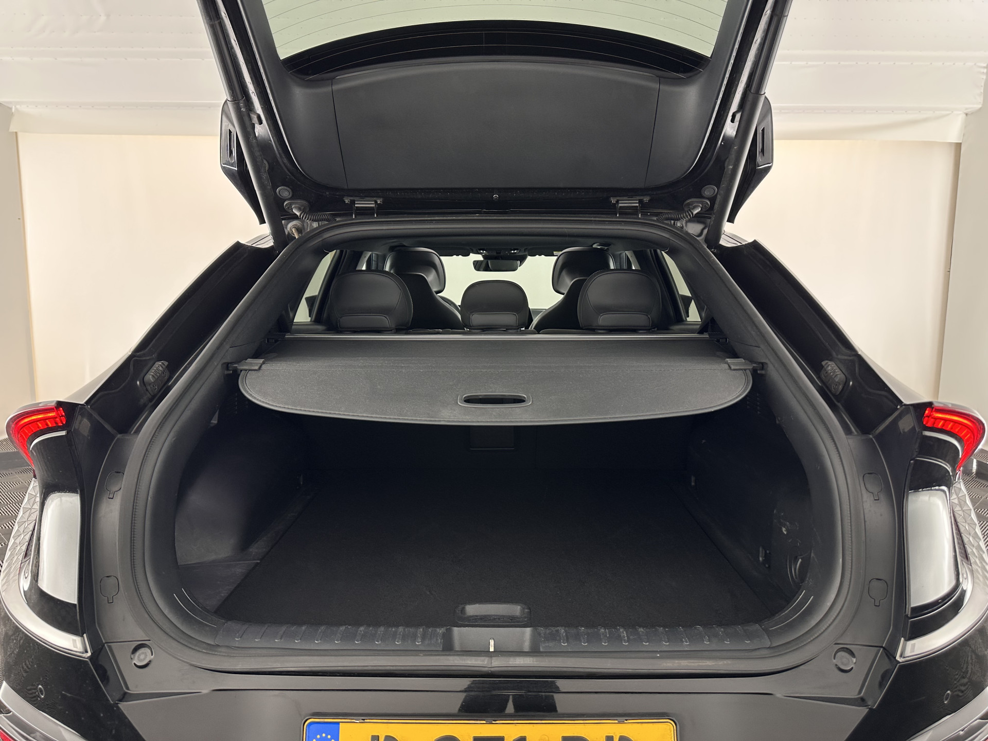 Kia EV6 GT-Line 77.4 kWh [ 3-Fase-11kW ] (SOH-100%) (INCL-BTW) Aut. *HEATPUMP | PANO | HEAD-UP | LEATHER-ALCANTARA | ADAPTIVE-CRUISE | DIGI-COCKPIT | MERIDIAN-AUDIO | MEMORYPACK | FULL-LED | KEYLESS | TOPVIEW | DAB | BLINDSPOT | NAVI-FULLMAP |