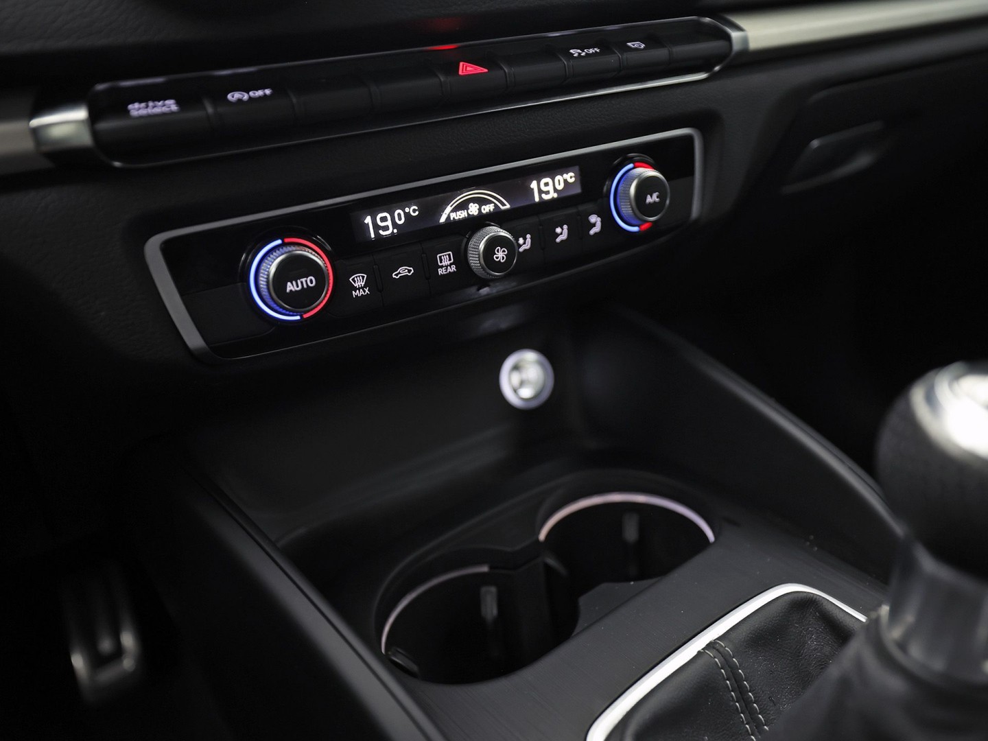Audi A3 Limousine 1.0 TFSI S-Line Sport (2X S-LINE, GROOT NAVI, CLIMATE, DYNAMISCHE KNIPPERLICHTEN, SPORTSTOELEN, LEDER, GETINT GLAS, NIEUWE APK, NIEUWSTAAT)