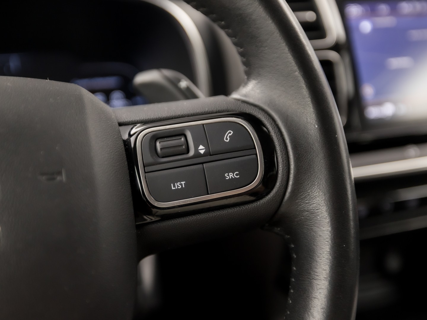 Citroën C5 Aircross 1.6 PureTech Sport 181Pk Automaat (APPLE CARPLAY, GROOT NAVI, 360 CAMERA, LM VELGEN, TREKHAAK, SPORTSTOELEN, KEYLESS, ADAPTIVE CRUISE, NIEUWSTAAT)