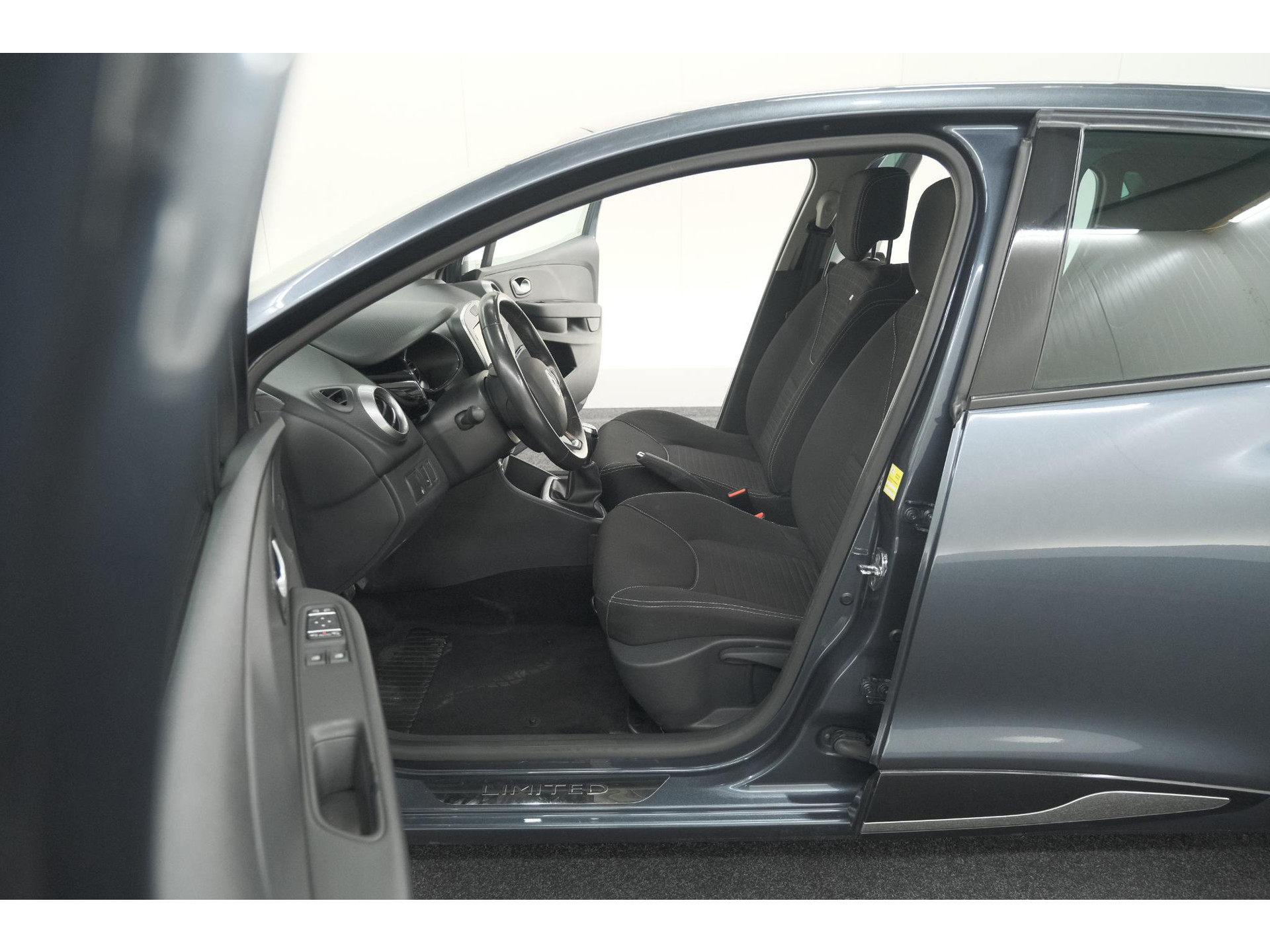 Renault Clio 1.2 Limited | Trekhaak | Navigatie | Parkeersensoren | Climate Control