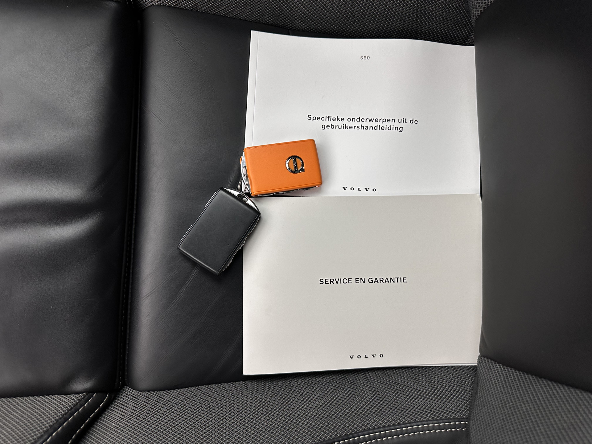 Volvo S60 2.0 B3 R-Design Black Edition (INCL-BTW) Aut. *FULL-LED | LEATHER | HEATED-R-SPORTSEATS | HARMAN/KARDON | MEMORY-PACK | CAMERA | NAVI-FULLMAP | ECC | PRIVACYGLASS | PDC | CRUISE | LANE-ASIST | DAB | DIGI-COCKPIT | TOWBAR