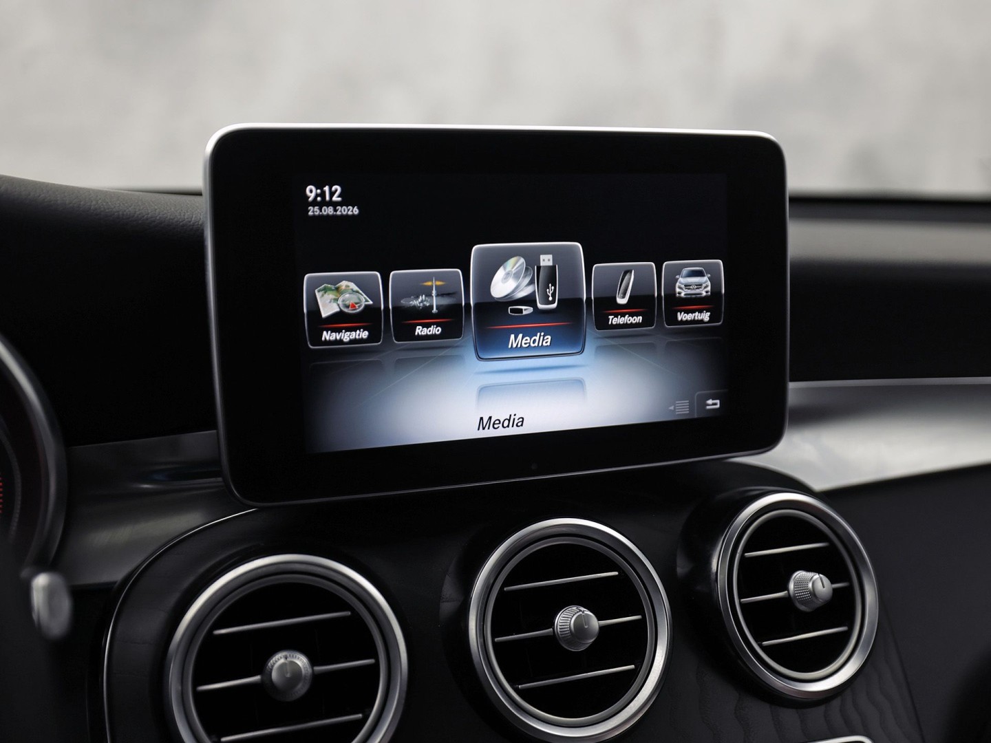 Mercedes-Benz GLC 250 4MATIC Edition 1 AMG Sport 211Pk Automaat (SCHUIFDAK, LUCHTVERING, GROOT NAVI, HEAD-UP DISPLAY, MEMORY SEATS, 360 CAMERA, BURMESTER, STOELVERWARMING ACHTER, TREKHAAK WEGKLAPBAAR, NIEUWSTAAT)