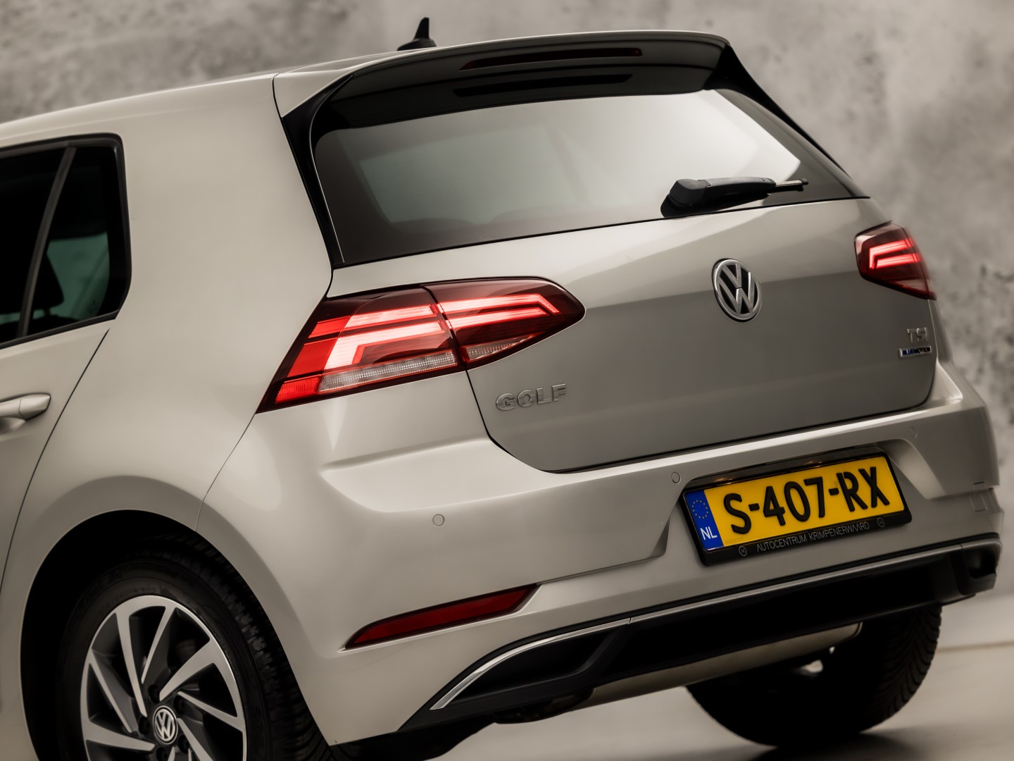 Volkswagen Golf 1.5 TSI 131PK Sportline (APPLE CARPLAY, GROOT NAVI, 4 CILINDER, CLIMATE, LED KOPLAMPEN, STOELVERWARMING, SPORTSTOELEN, GETINT GLAS, LM VELGEN, ADAPTIVE CRUISE, PARKEERSENSOREN, NIEUWSTAAT)