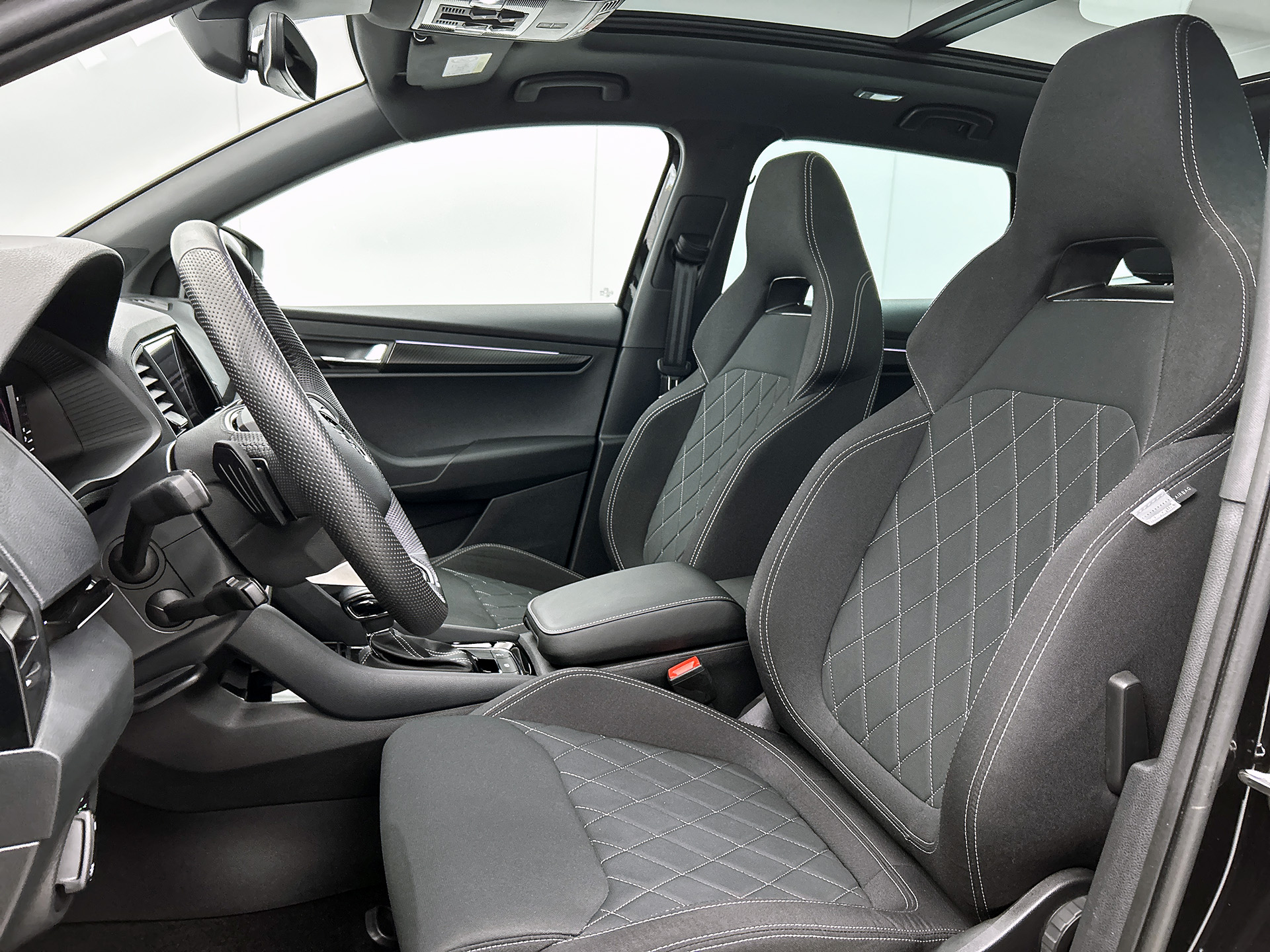 ŠKODA Karoq 1.5 TSI ACT Sportline Business | PANORAMADAK | 360 CAMERA | WINTERPACK | KEYLESS | NAVI | ELEKTR. ACHTERKLEP