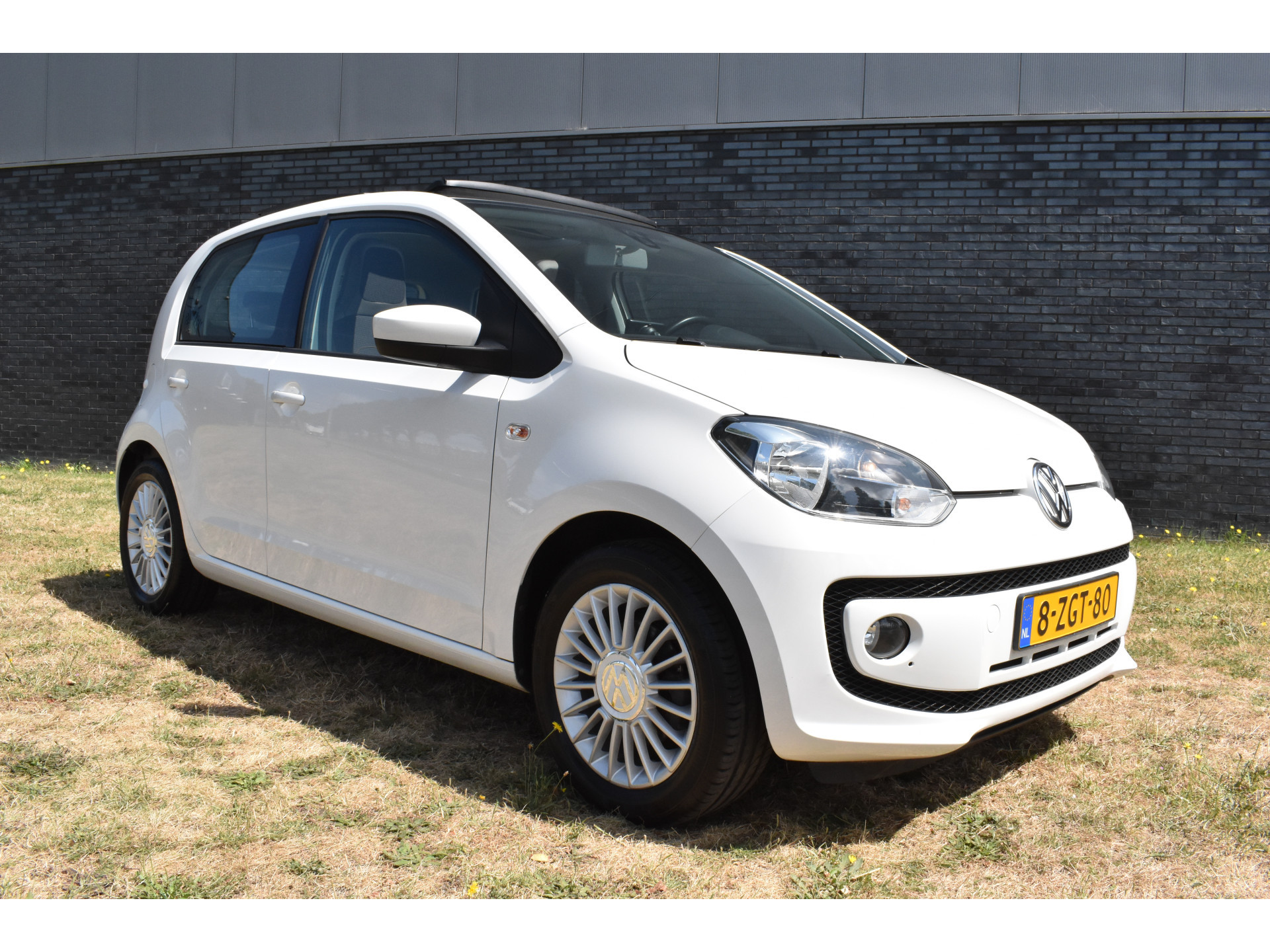 Volkswagen Up! 1.0 high up! BlueMotion Panodak Navigatie Pdc Lage km-stand