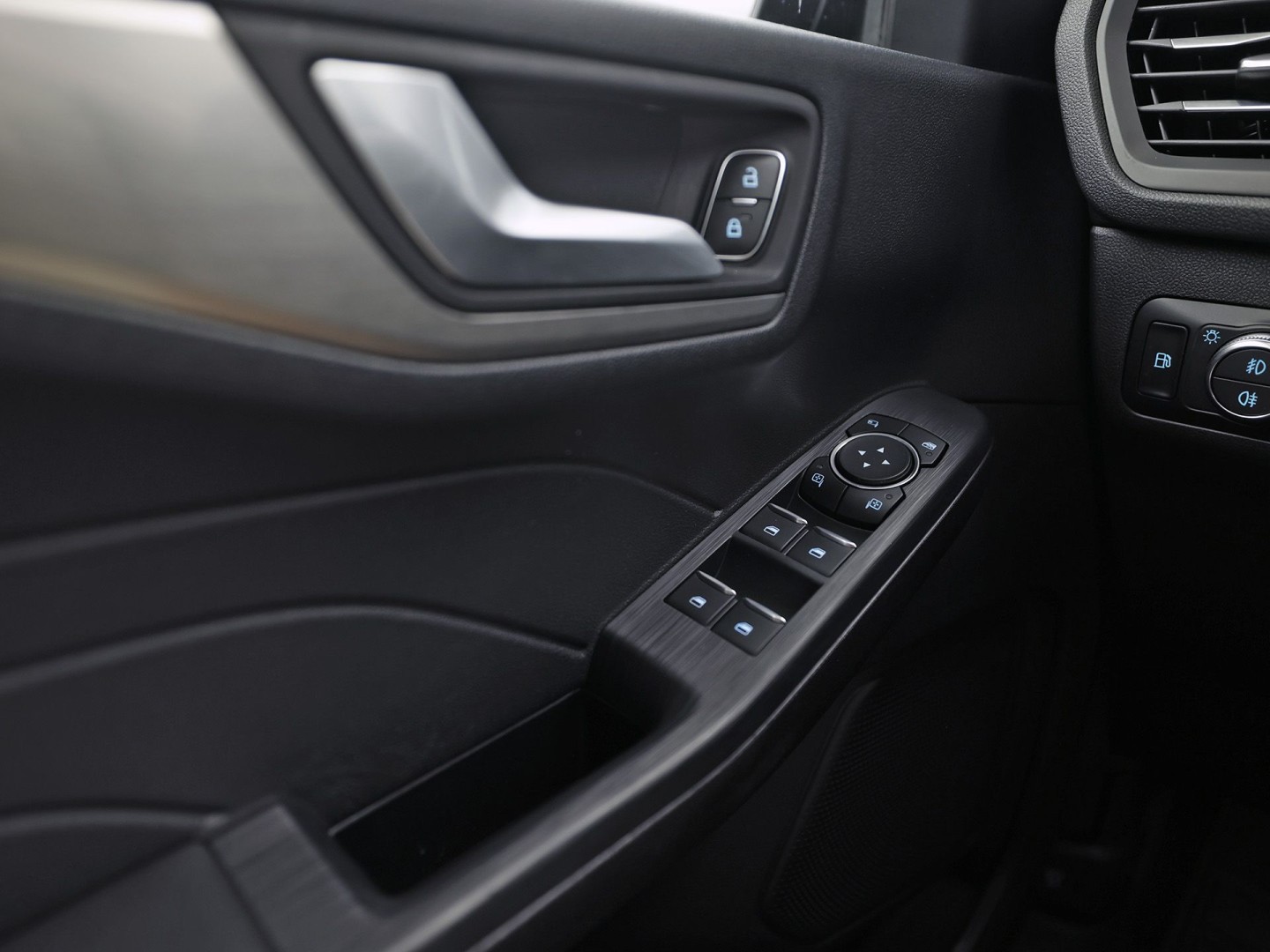 Ford Kuga 2.5 PHEV Titanium X 225Pk Automaat (SOH 87,6%, VIRTUAL COCKPIT, APPLE CARPLAY, STUUR/STOELVERWARMING, KEYLESS, SPORTSTOELEN, CAMERA, TREKHAAK, NIEUWSTAAT)
