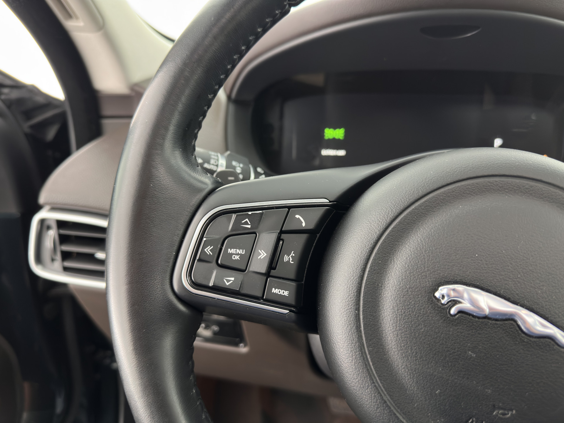 Jaguar F-PACE 2.0 Portfolio AWD 20d Aut. *PANO | DIGI-COCKPIT | XENON | LEATHER | KEYLESS | MERIDIAN-SOUND | NAVI-FULLMAP | ECC | PDC | CRUISE | 19''ALU*