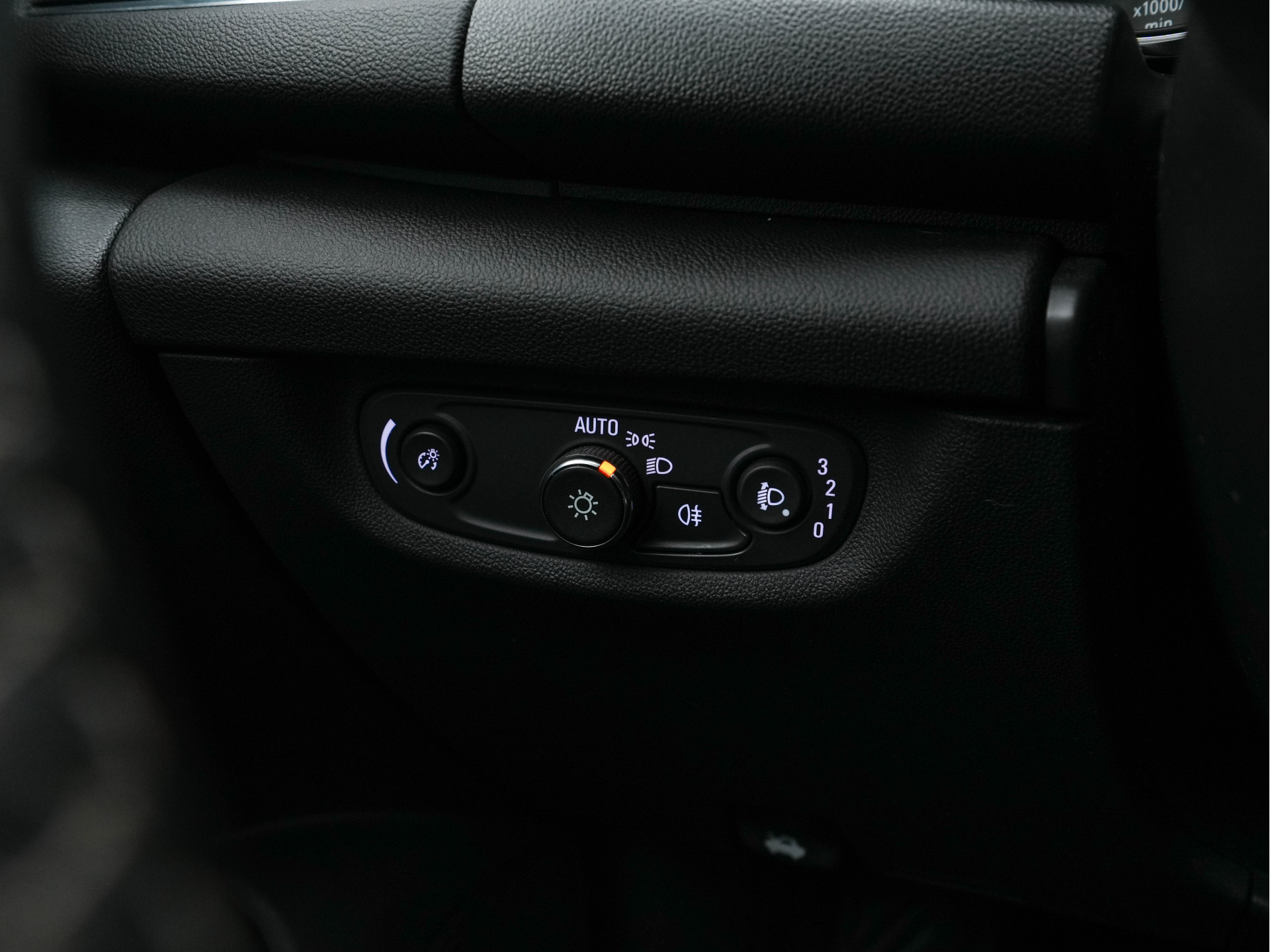 Opel Insignia Sports Tourer 1.5 Turbo Business Executive Aut. *NAVI-FULLMAP | LEATHER-FABRIC | KEYLESS | DAB+ | SPORT-SEATS  | ECC | PDC | CRUISE | TOWBAR | CARPLAY | 18''ALU*