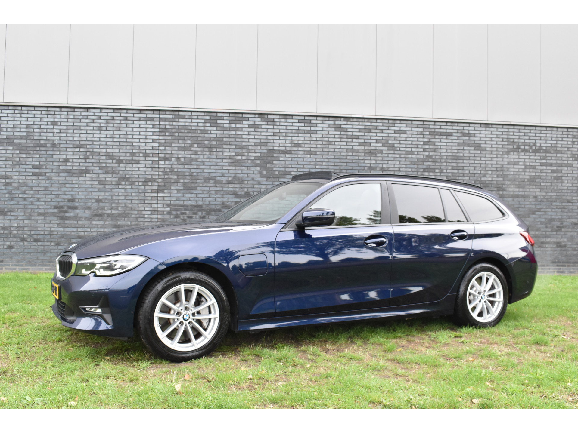 BMW 3-serie Touring 330e Business Edition Plus Plugin-hybride Pano Leder