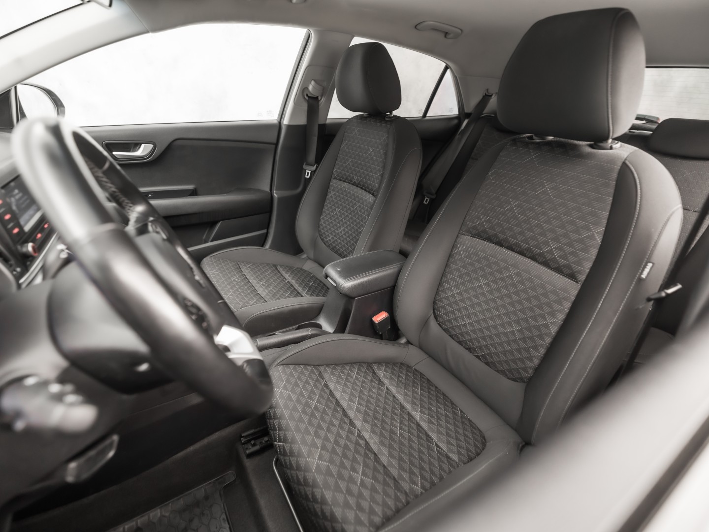 Kia Rio 1.4 DynamicLine Sport Automaat (STUUR/STOELVERWARMING, GETINT GLAS, CAMERA, SPORTSTOELEN, LM VELGEN, ELEK PAKKET, NIEUWSTAAT)