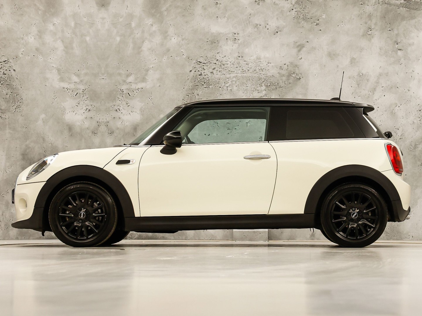 MINI 3-deurs 1.5 Cooper Sport 136Pk (NAVIGATIE, GETINT GLAS, AIRCO, BLUETOOTH, LM VELGEN, SPORTSTOELEN, CRUISE, NIEUWE APK, NIEUWSTAAT)
