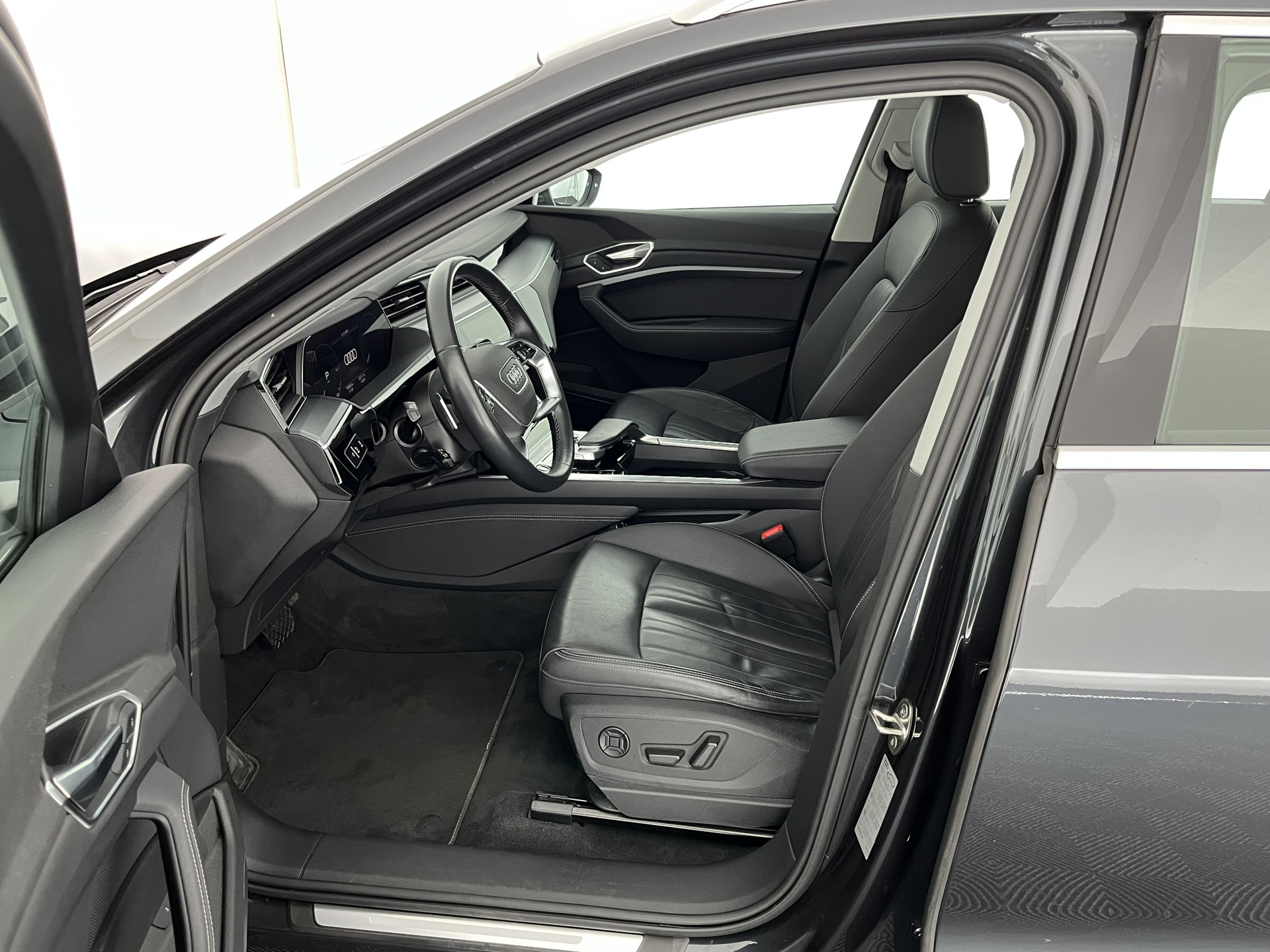 Audi e-tron 55 quattro Advanced edition Plus 95 kWh [3-Fase] {SOH-93%} (INCL-BTW) Aut.*LEATHER | ADAPTIVE-CRUISE | FULL-LED | DIGI-COCKPIT | KEYLESS | MEMORY-PACK | CAMERA | NAVI-FULLMAP | SHIFT-PADDLES | DAB+ | HEATED-COMFORTSEATS | DRIVE-SELECT | 20''AL