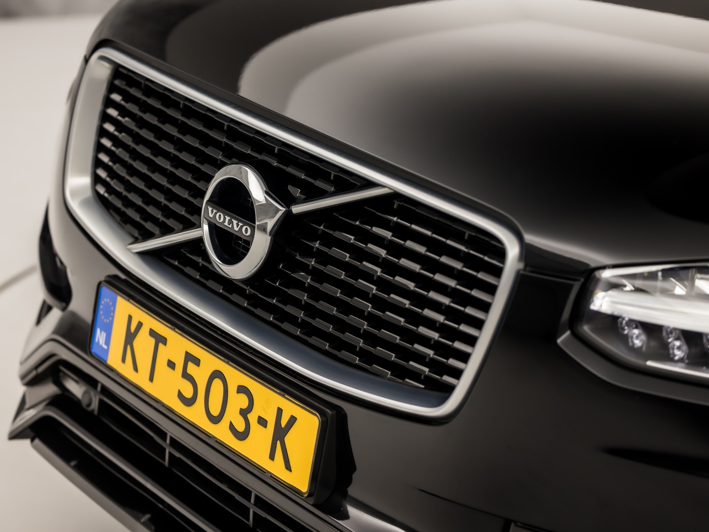 Volvo XC90 2.0 T8 Twin Engine AWD R-Design 7 Persoons 408Pk Automaat (PANORAMADAK, 1e EIGENAAR, LUCHTVERING, APPLE CARPLAY, BOWERS&WILKINS, HEAD-UP DISPLAY, STUUR/STOELVERWARMING, CAMERA, ELEK ACHTERKLEP, NIEUWSTAAT)