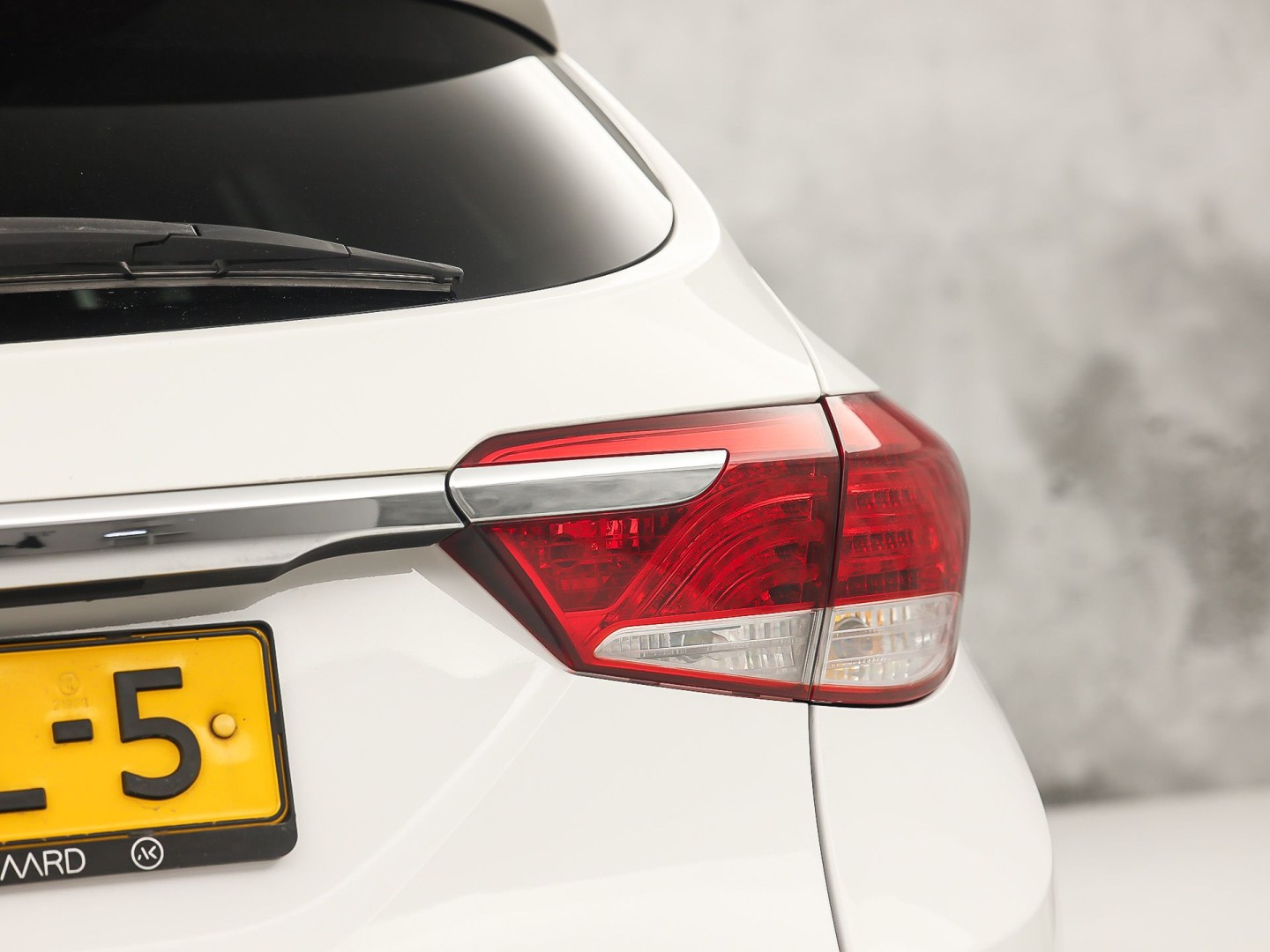 Hyundai i40 Wagon 2.0 GDI i-Catcher 177Pk Automaat (PANORAMADAK, NAVIGATIE, CAMERA, GETINT GLAS, STOELVERWARMING, ELEK SPORTSTOELEN, CRUISE, XENON, NIEUWSTAAT)