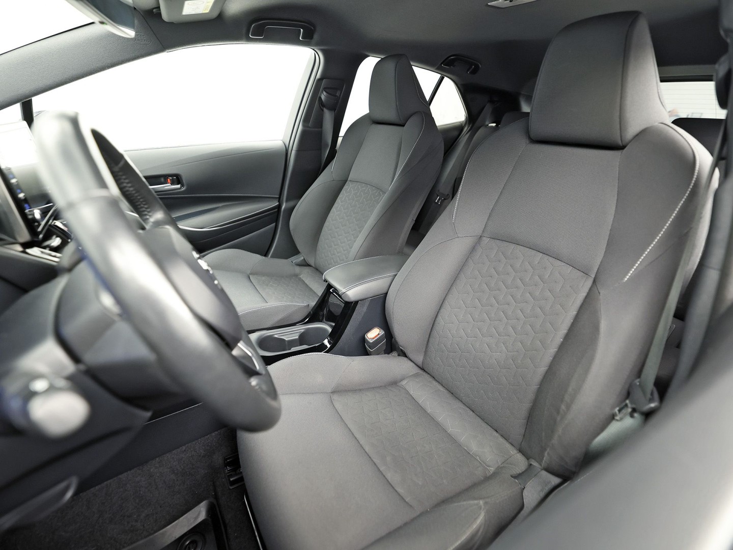 Toyota Corolla 1.8 Hybrid Sport Automaat (VIRTUAL COCKPIT, APPLE CARPLAY, CAMERA, STUUR/STOELVERWARMING, SPORTSTOELEN, ADAPTIVE CRUISE, ZWART HEMEL, NIEUWE APK, NIEUWSTAAT)