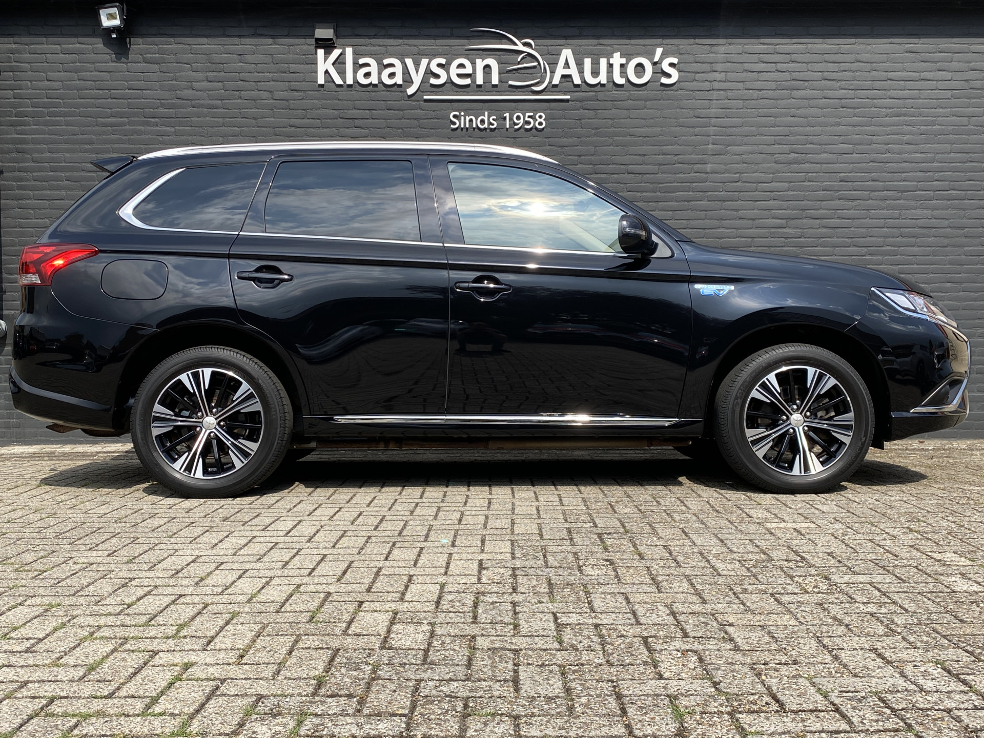 Mitsubishi Outlander 2.4 PHEV Intense+ 4WD 225 pk AUT. | 1e eigenaar | navigatie | trekhaak | elektr. v. stoel | carplay | alcantara